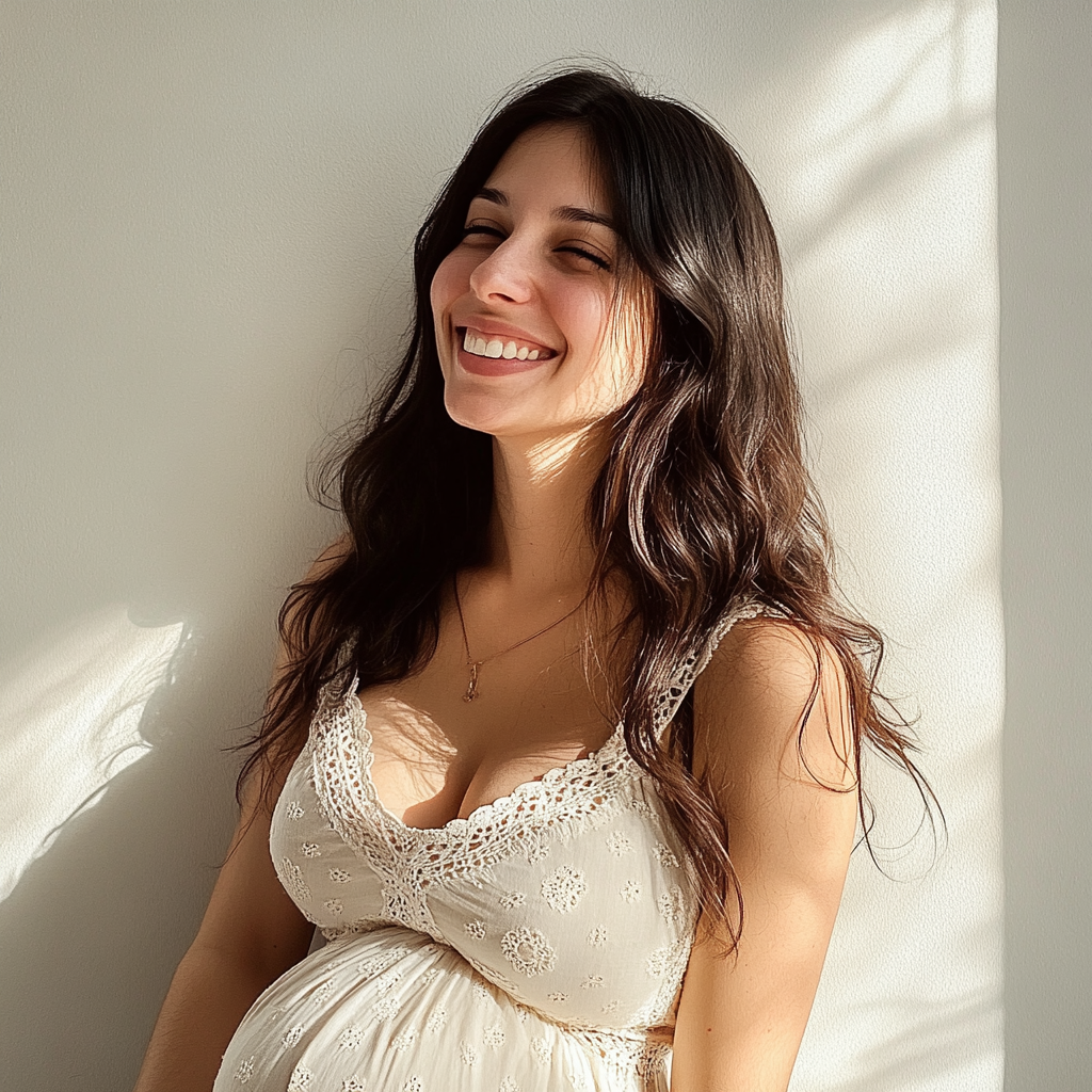 A smiling pregnant woman | Source: no source