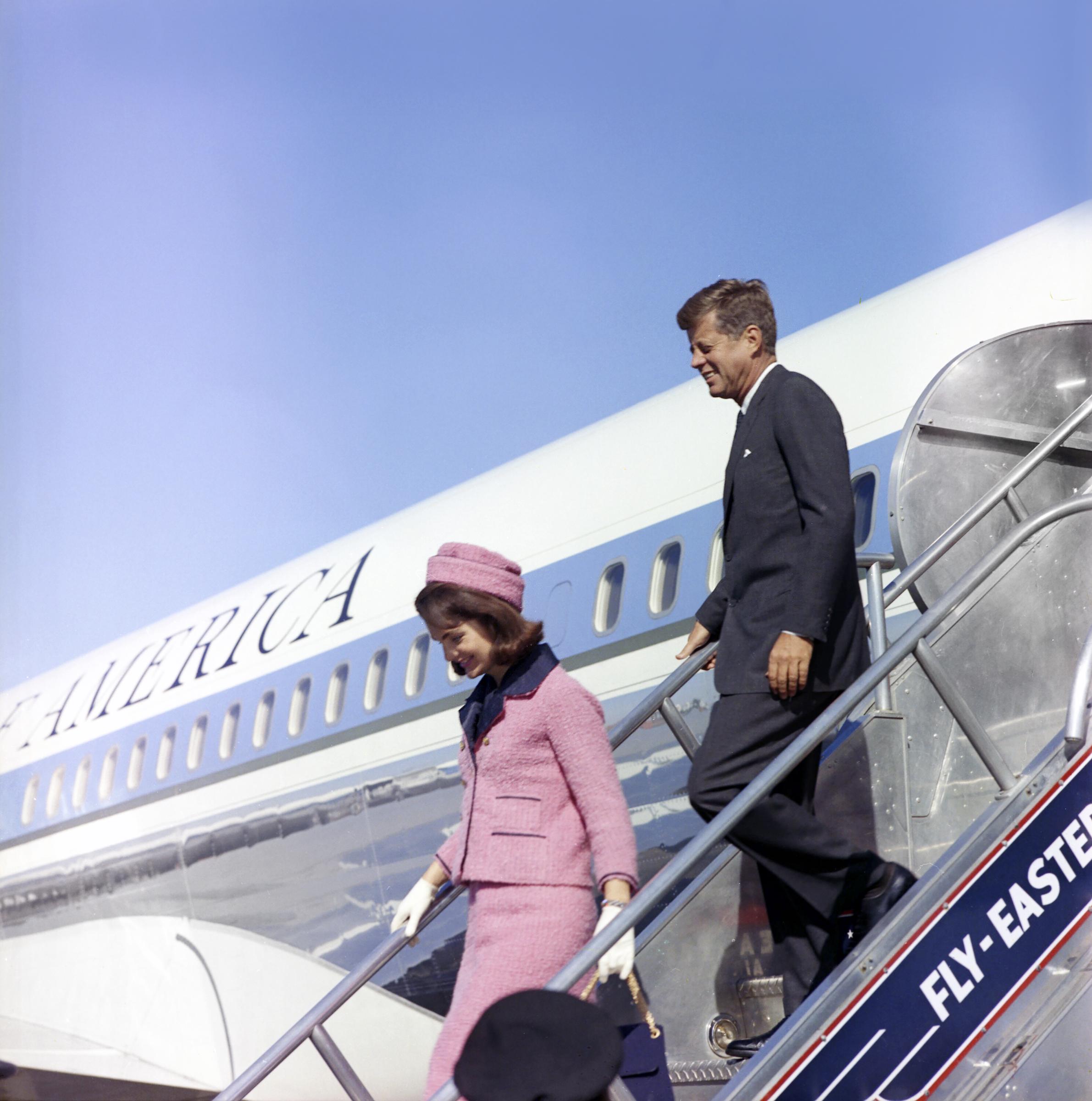 Jacqueline and John F. Kennedy descending stairs from Air Force One on November 22, 1963, in Dallas, Texas. | Source: Getty Images