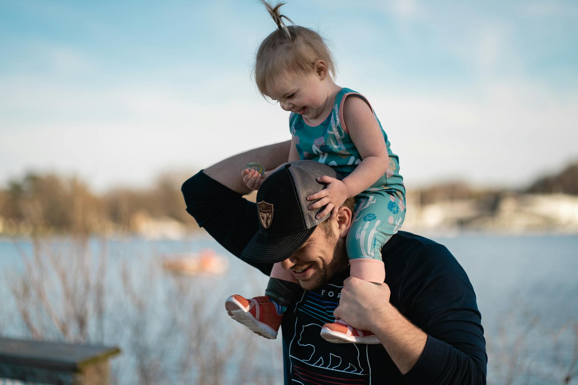 A man carrying his little daughter on his shoulder | Source: Pexels