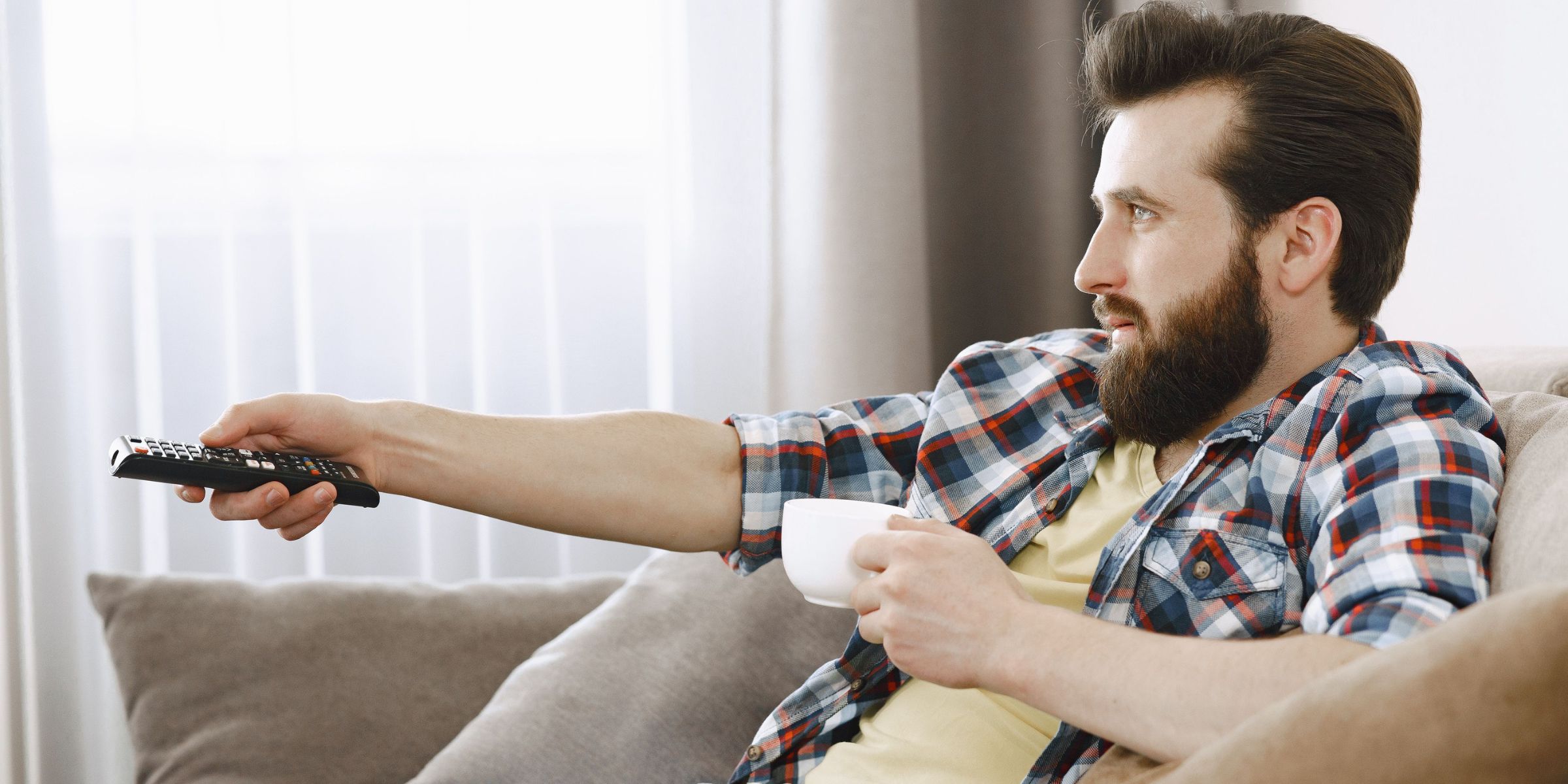 A man holding a TV remote | Source: Pexels