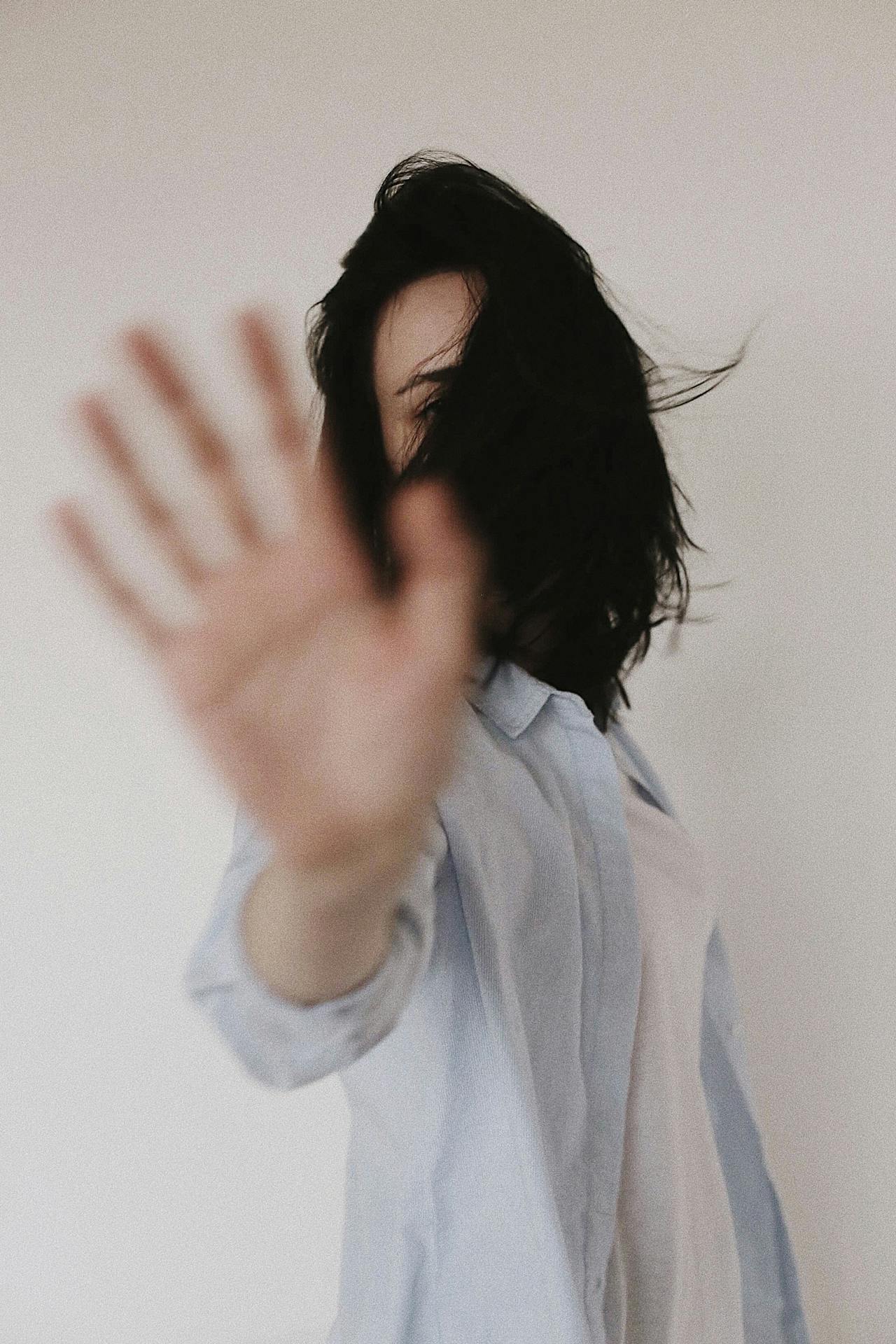 A woman raising her hand | Source: Pexels