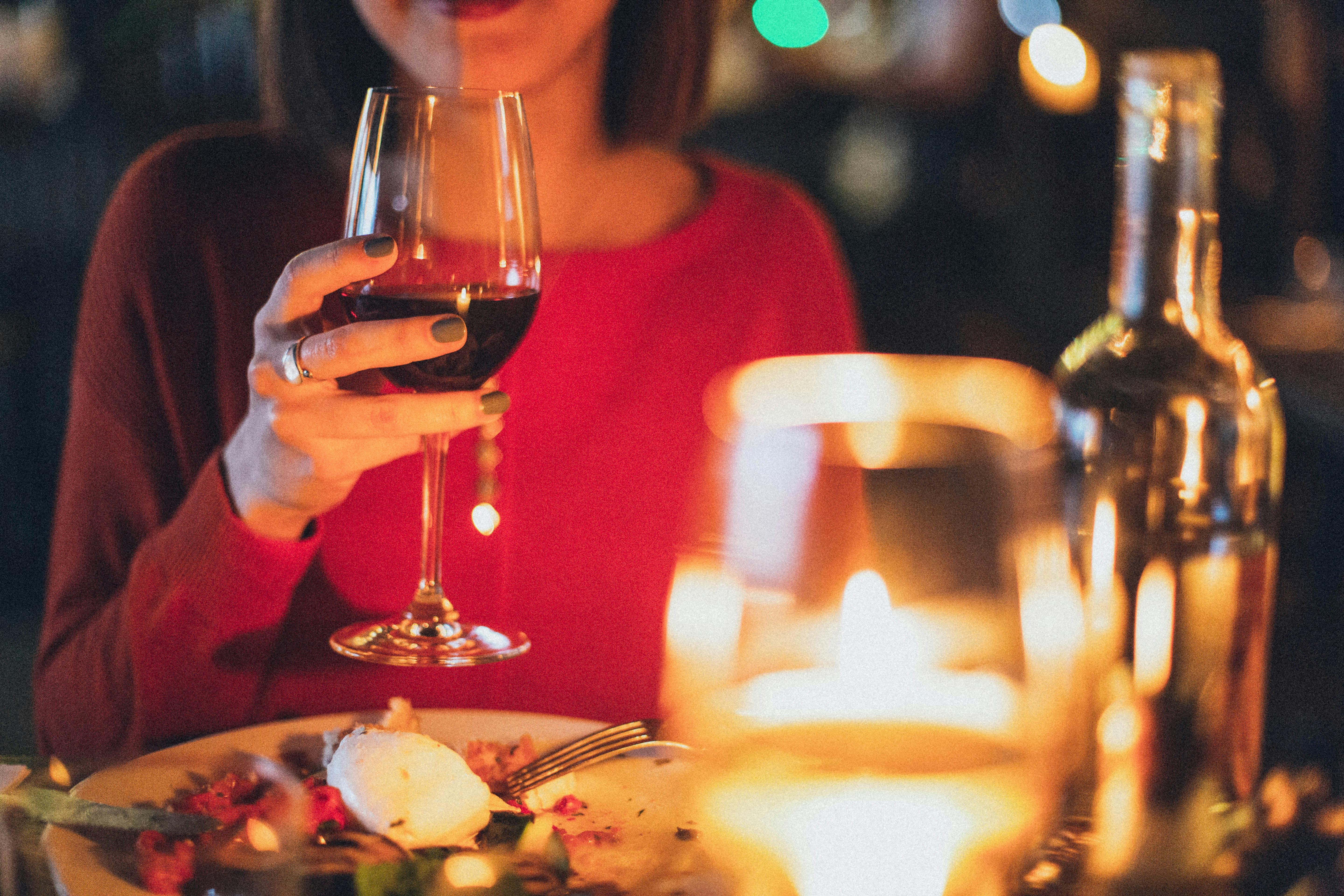 Woman holding a glass of wine | Source: No source