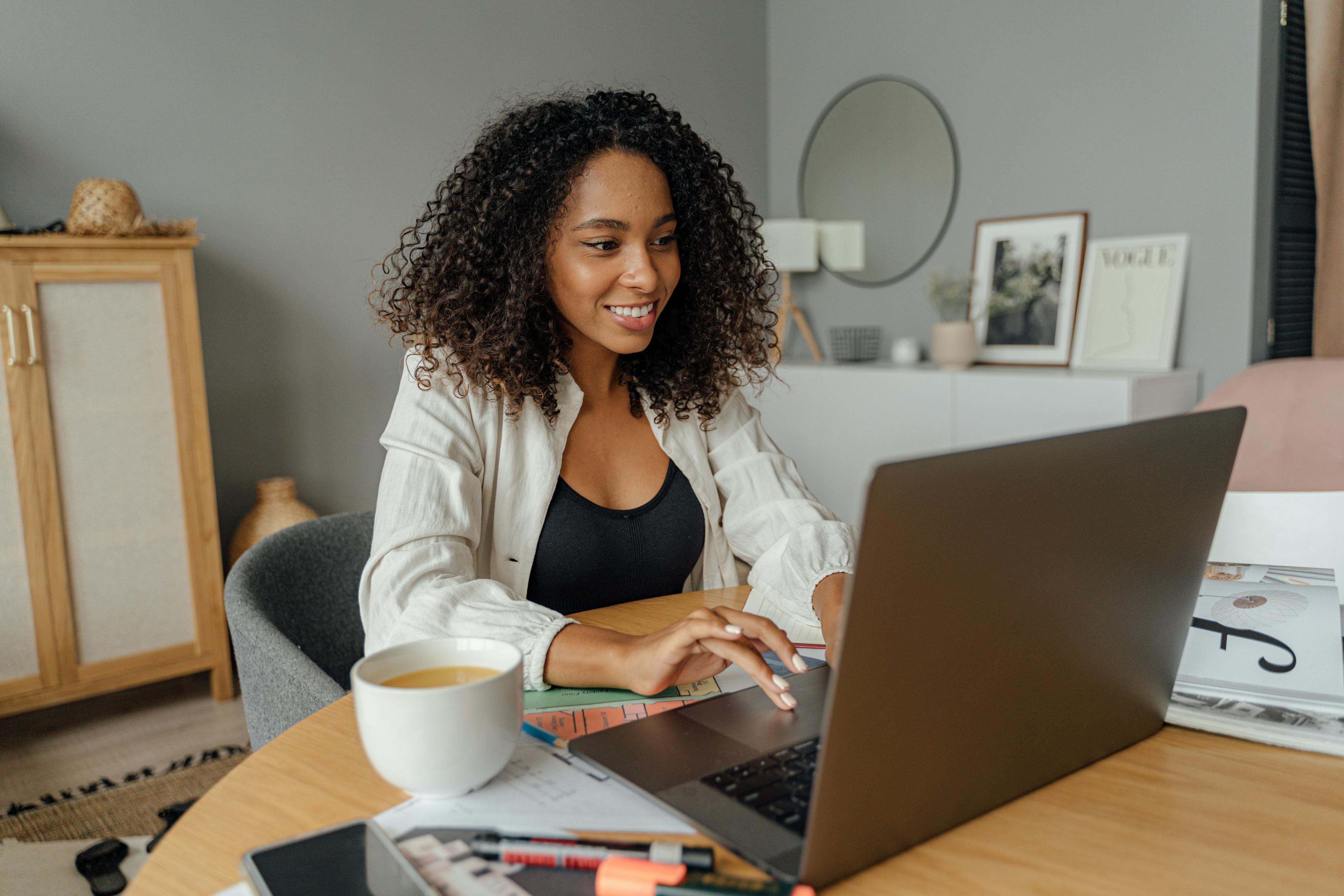 Woman using a laptop | Source: Pexels