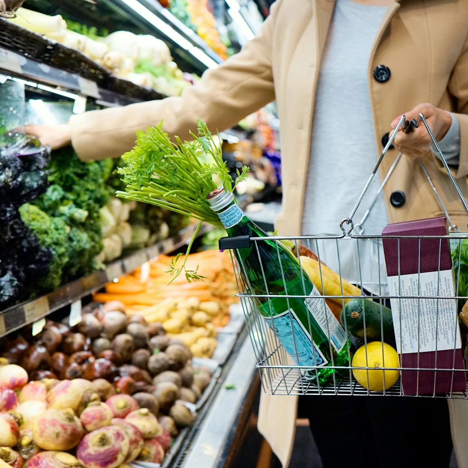 A woman grocery shopping | Source: Pexels