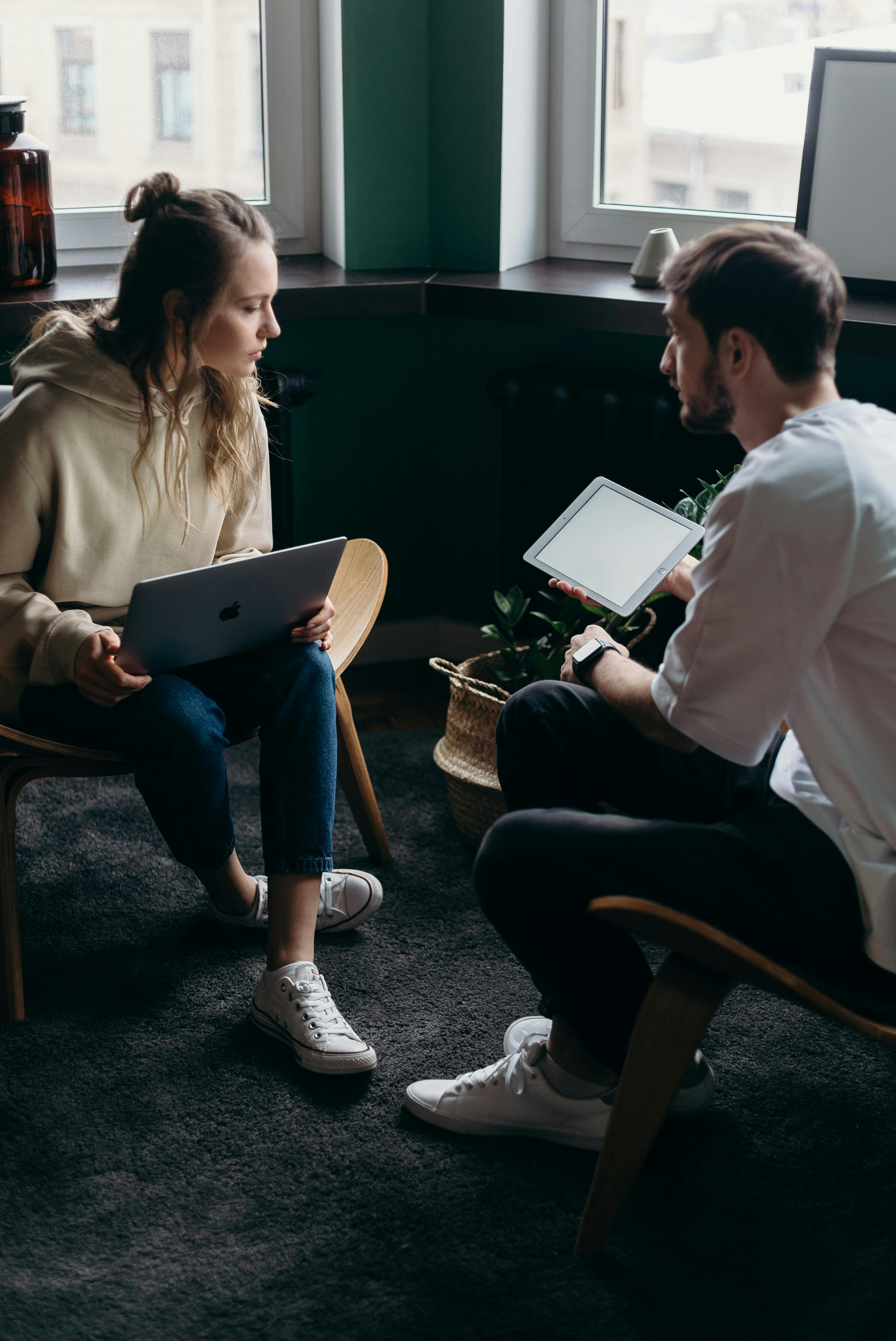 A man and woman talking | Source: Pexels