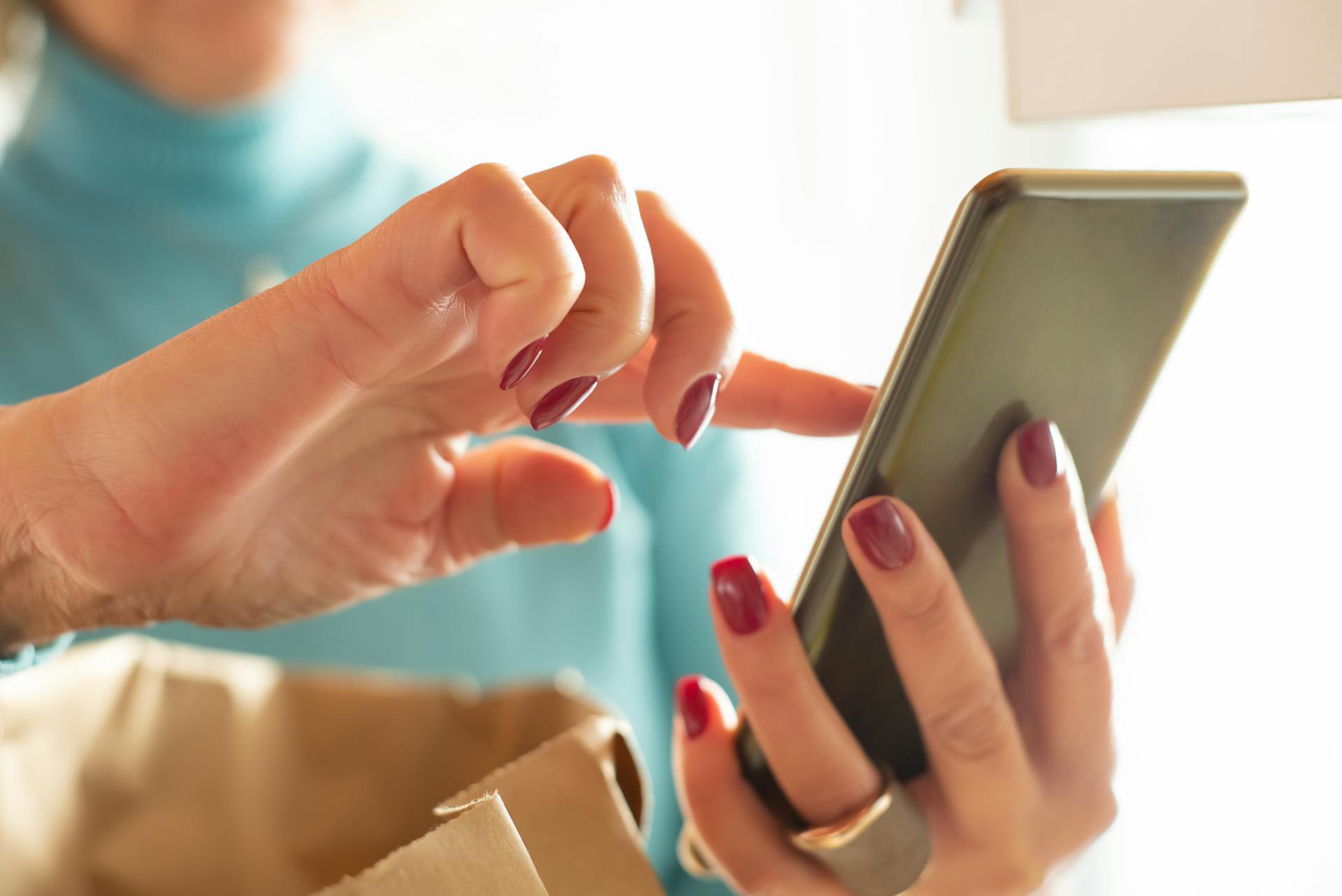 A woman using her cell phone | Source: Pexels