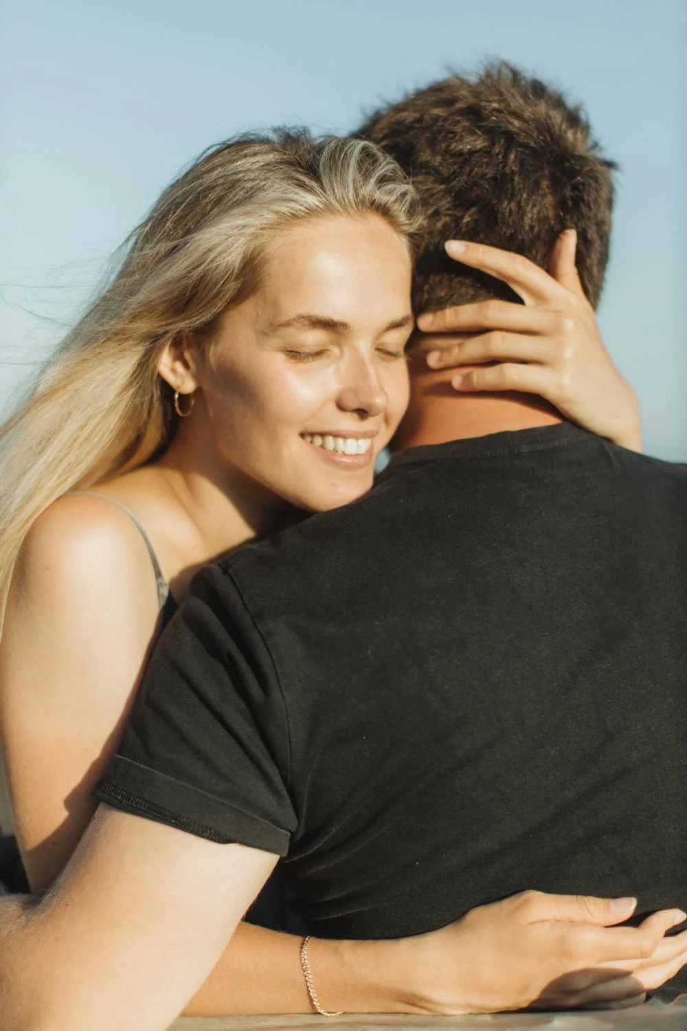 A woman hugging her boyfriend | Source: Pexels