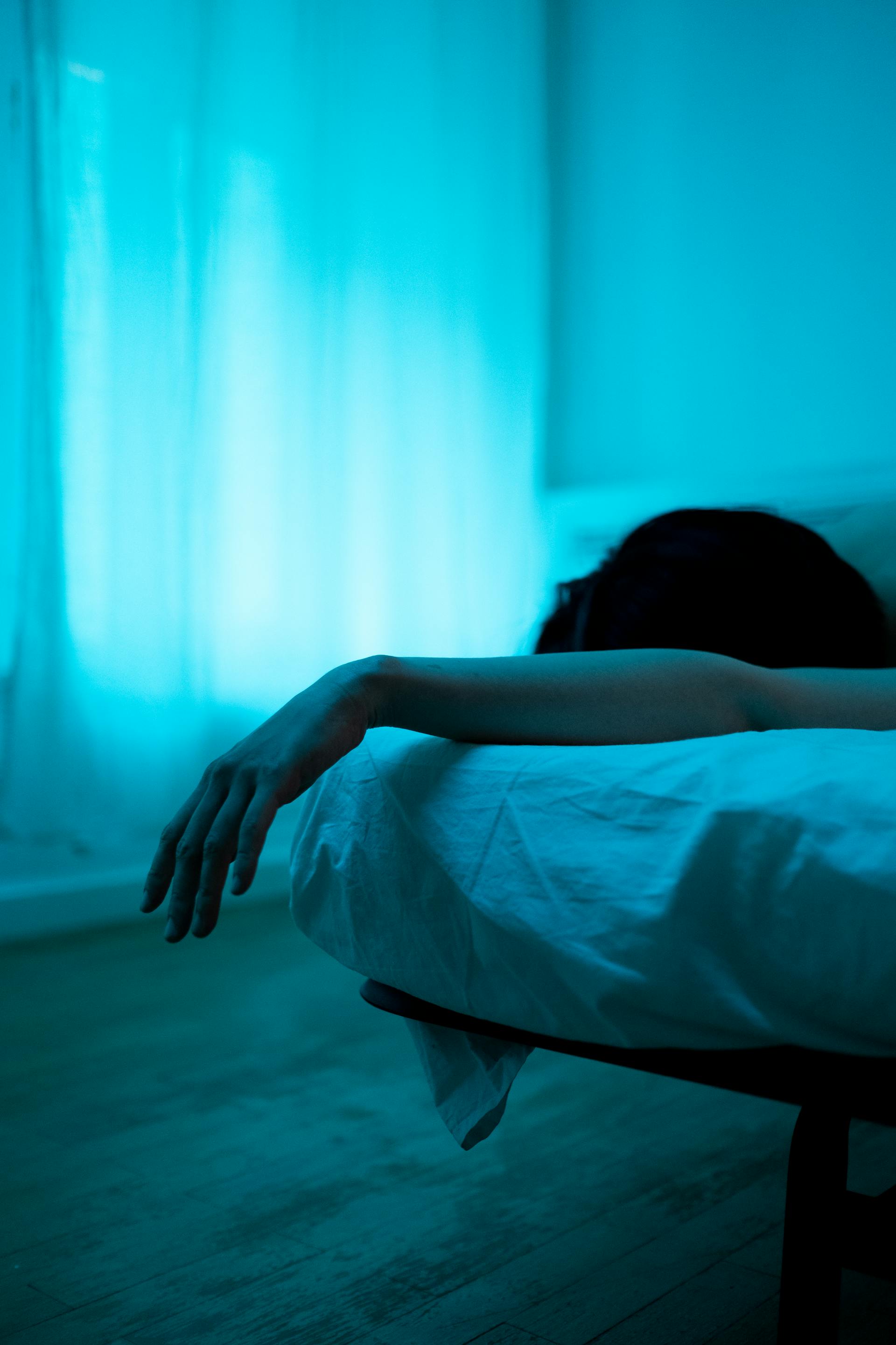 A woman lying on a bed | Source: Pexels