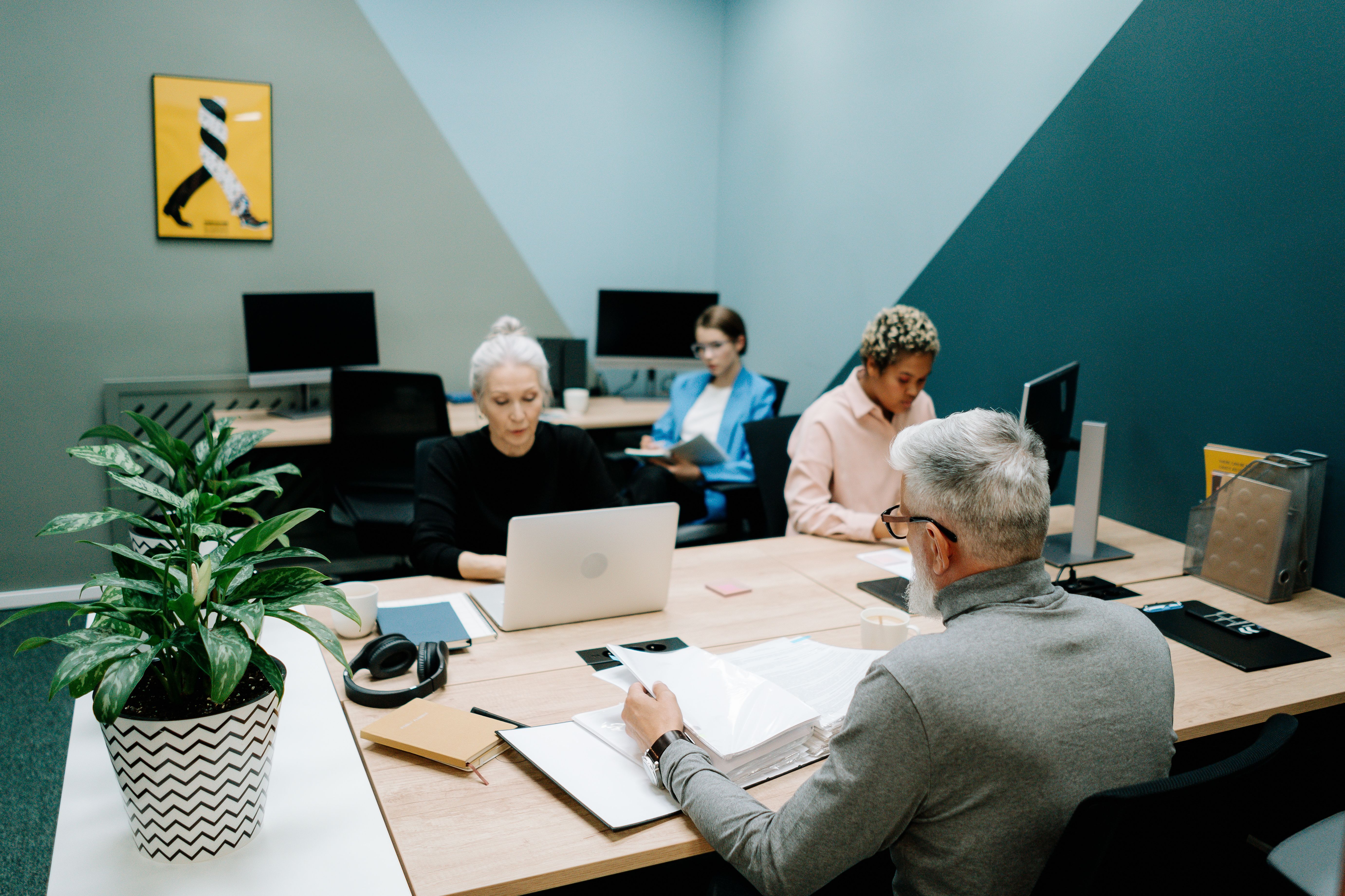 7 Core Strategies for Leading Multigenerational Teams With Impact