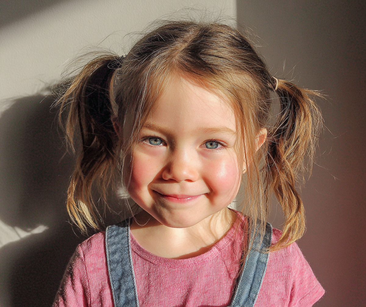 A smiling little girl | Source: no source