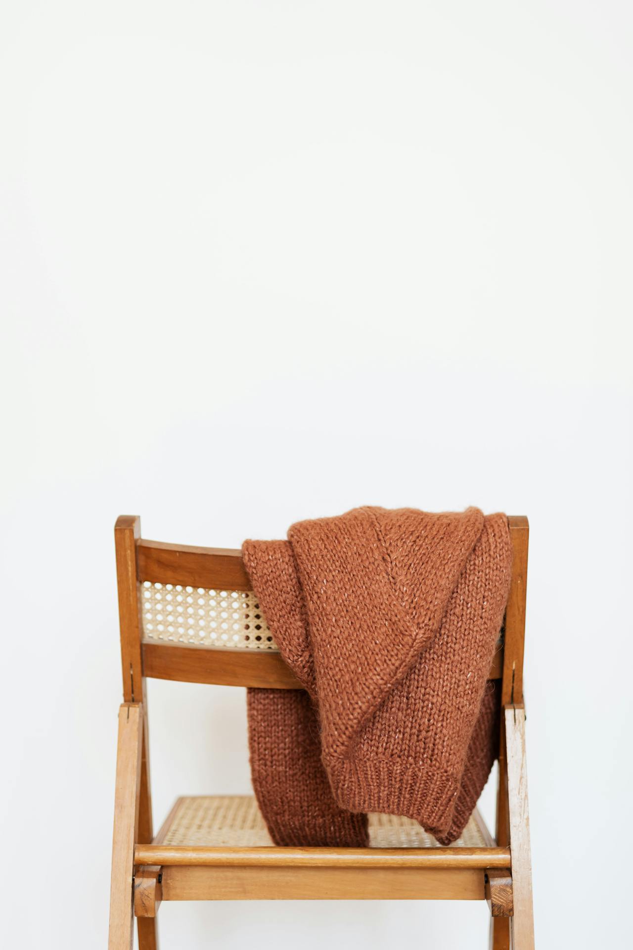 A cardigan on a chair | Source: Pexels