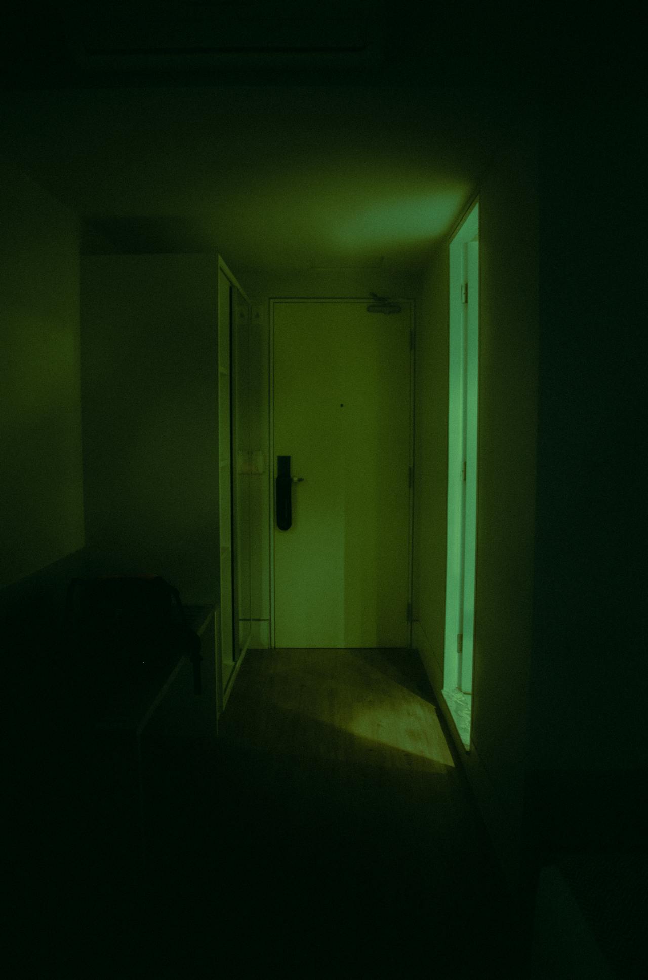 A room with the door closed | Source: Pexels