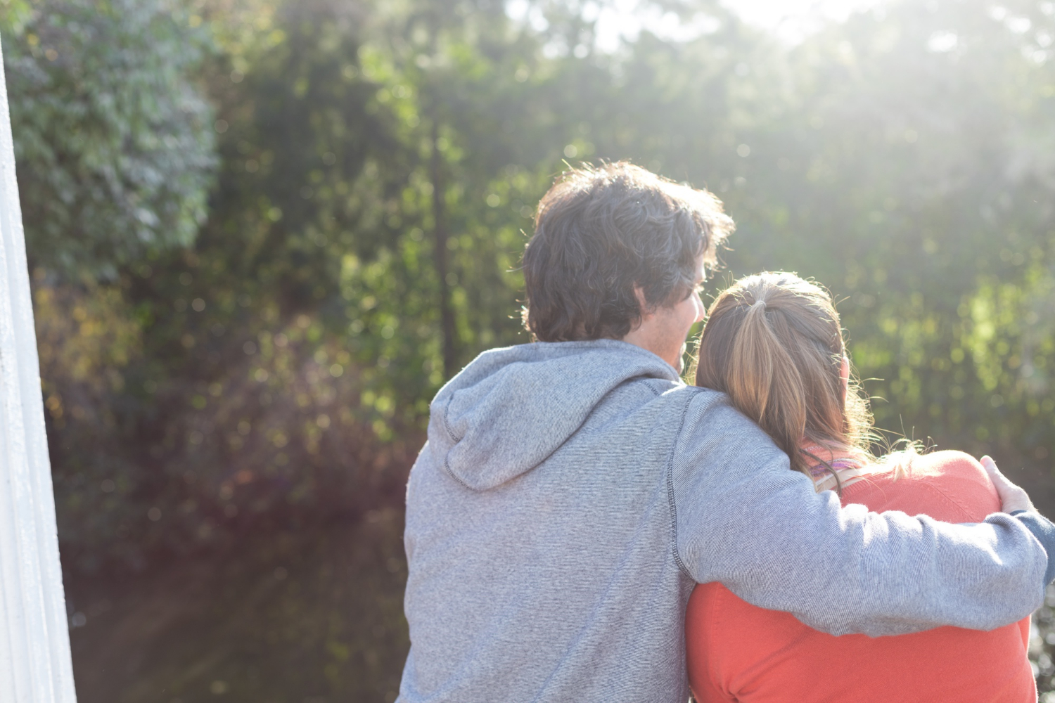 A woman leaning on a man's shoulder as he embraces her | Source: Freepik
