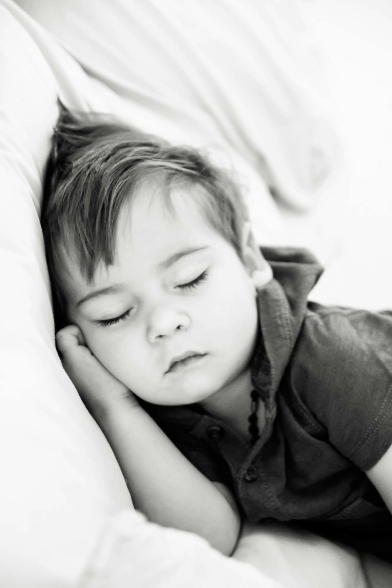 Grayscale picture of a little boy fast asleep | Source: Pexels