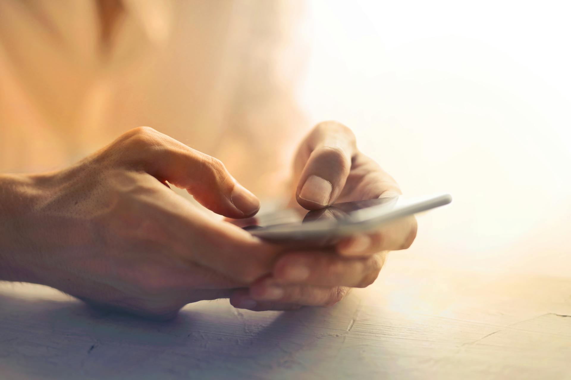 A woman texting on a cell phone | Source: Pexels