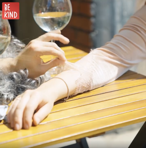 For illustration purposes only | Source: Facebook/AmoMama.com