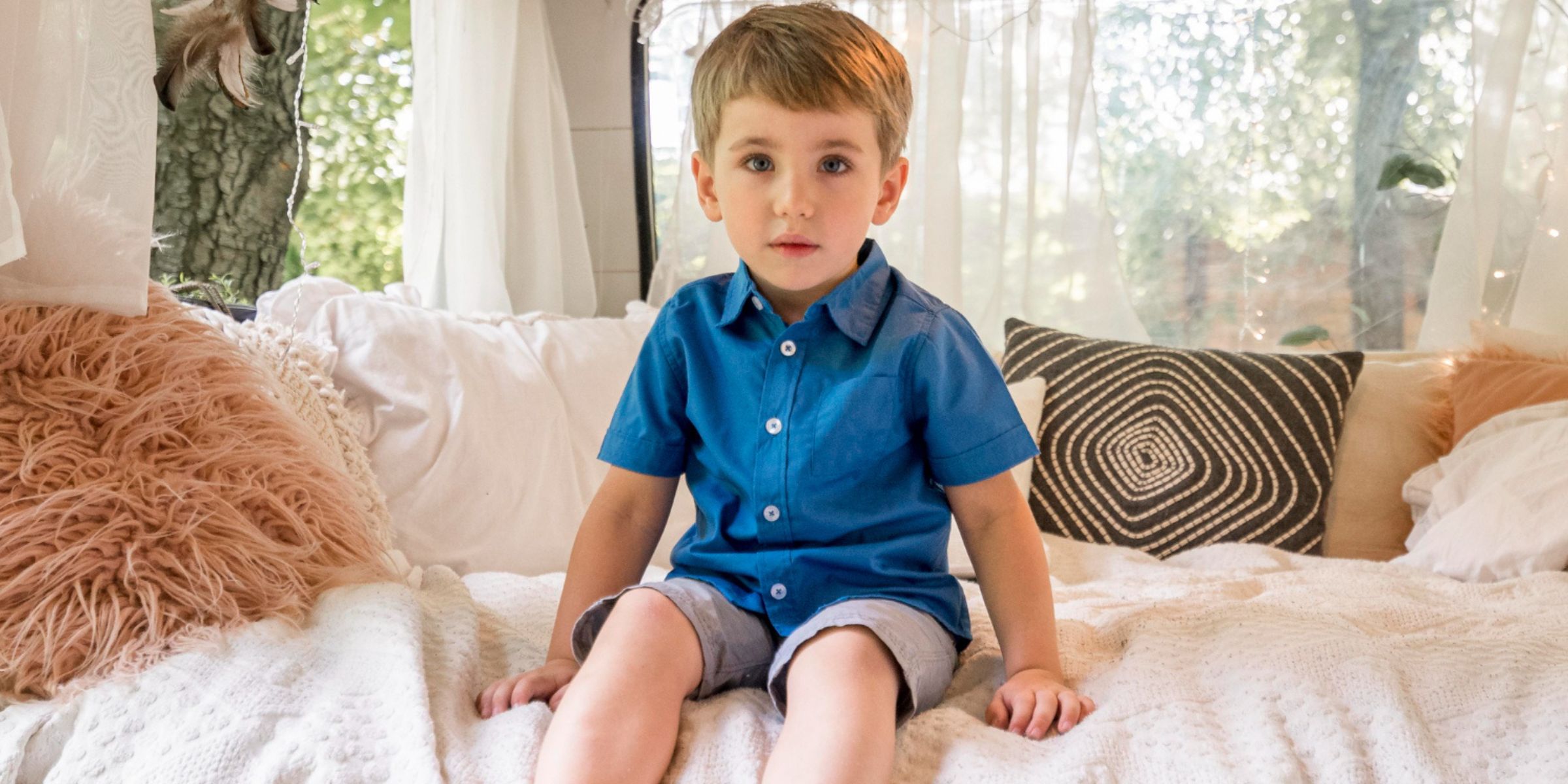 A little boy sitting on the bed | Source: Freepik