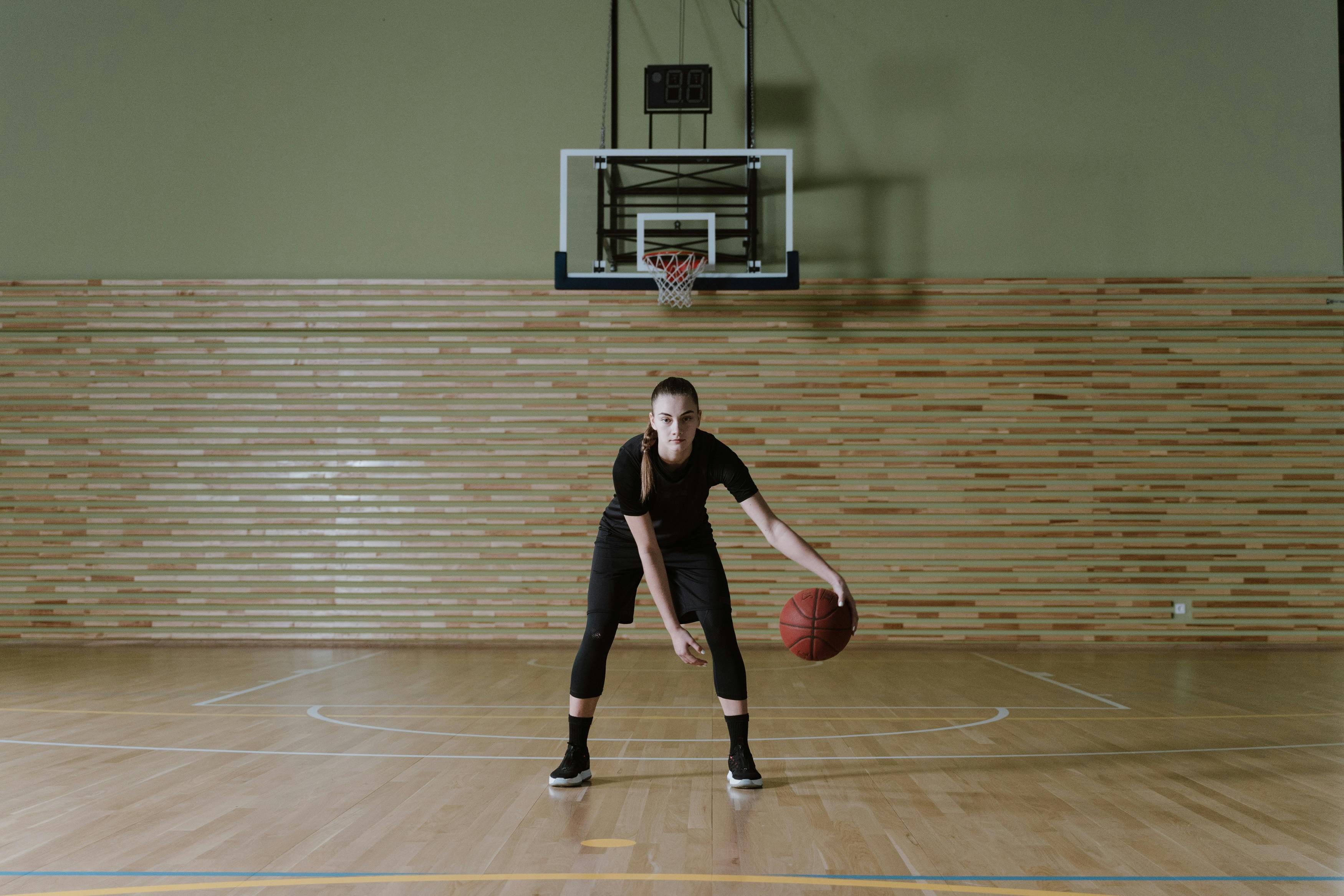 Woman playing basketball | Source: Pexels