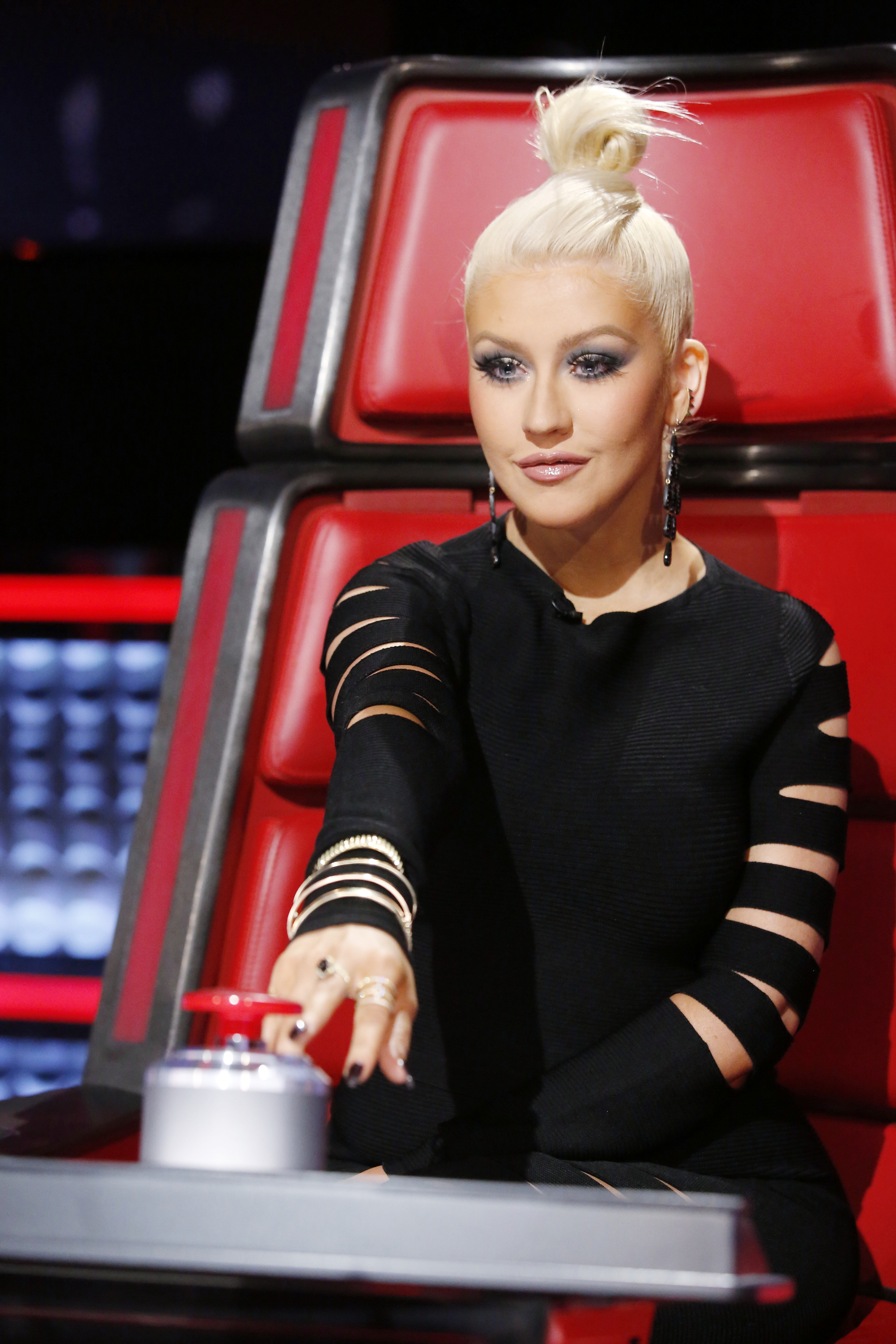 Christina Aguilera pictured on "The Voice" - Season 10 on January 28, 2016 | Source: Getty Images
