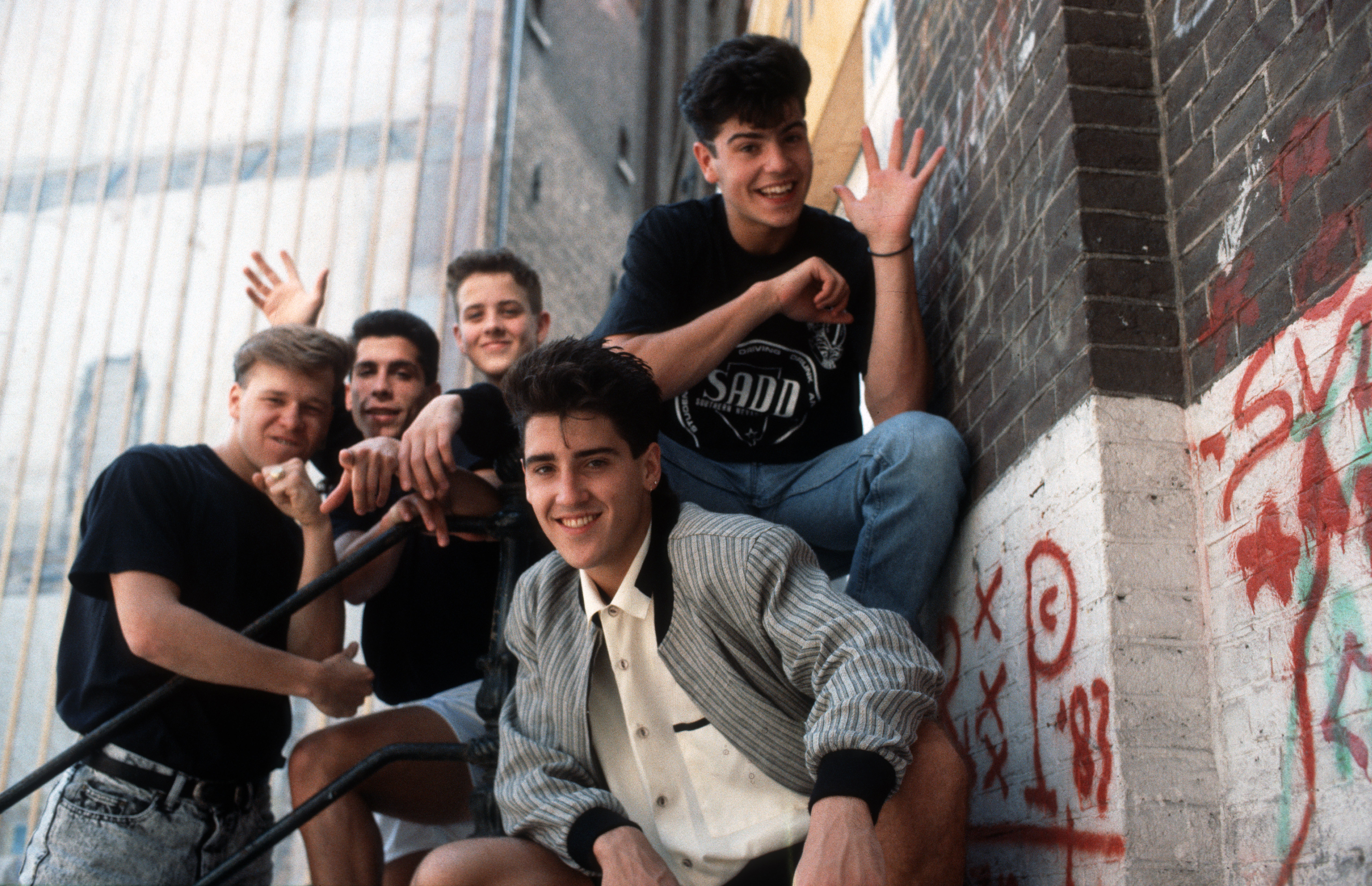 Donnie Wahlberg, Danny Wood, Joey McIntyre, Jordan and Jonathan Knight pose for a candid photo in 1989. | Source: Getty Images