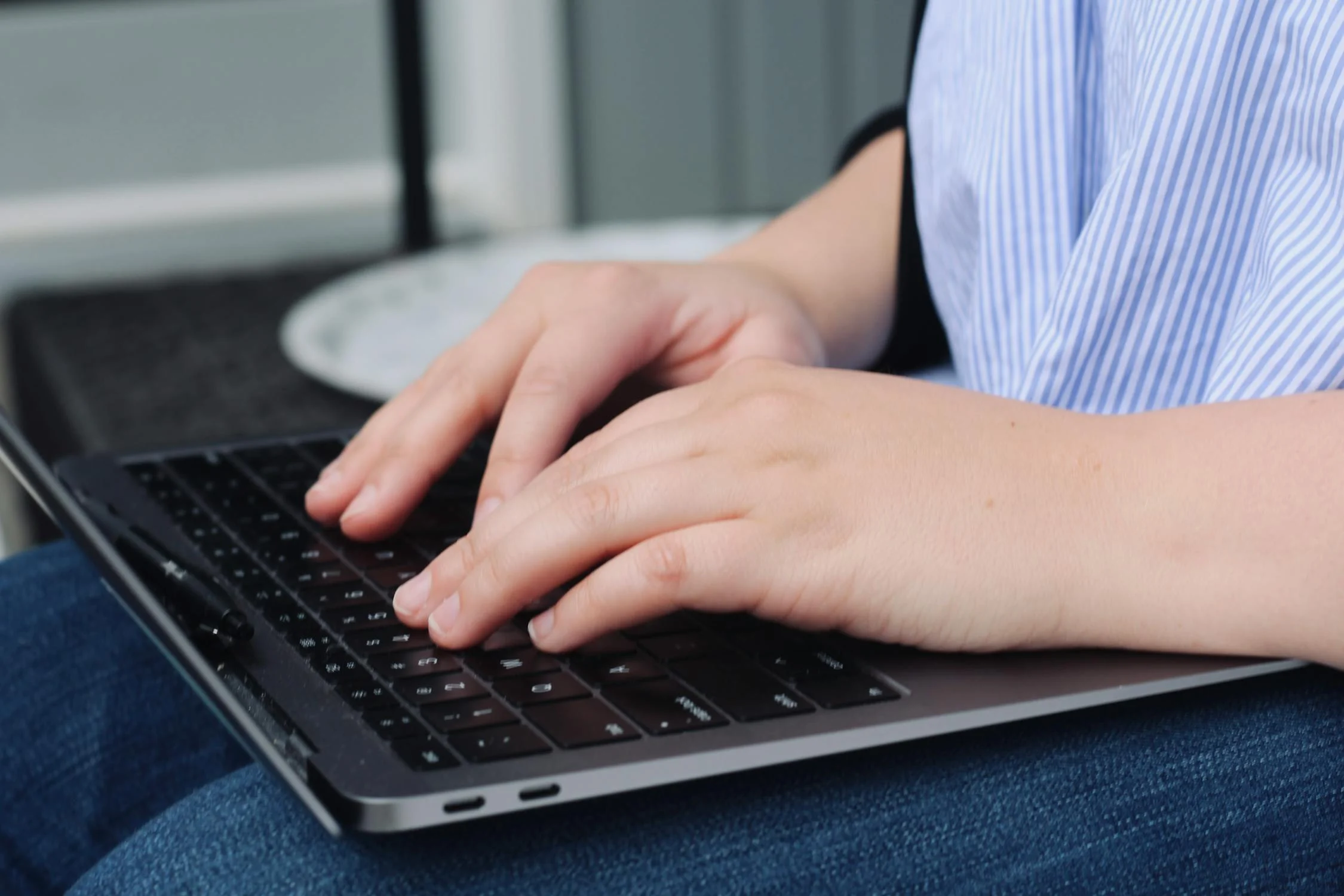 A woman typing on her laptop | Source: Pexels