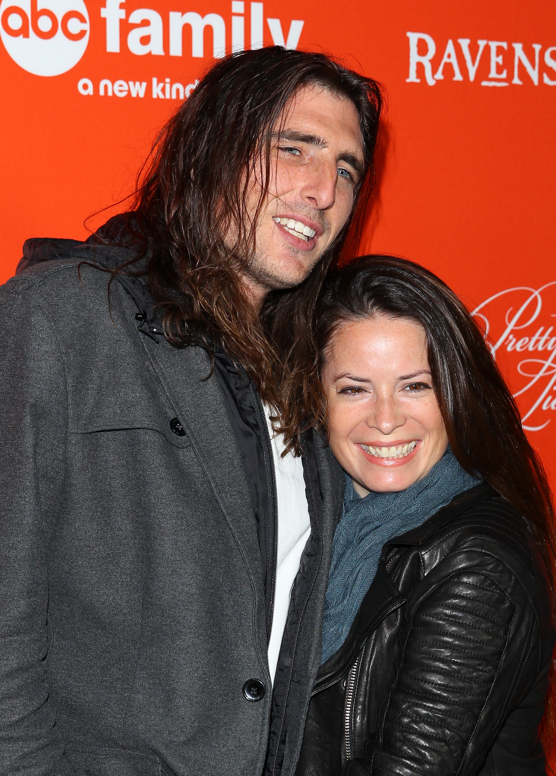 Josh Cocktail and Holly Marie Combs at the "Pretty Little Liars" special Halloween episode premiere party on October 15, 2013, in Hollywood, California. | Source: Getty Images
