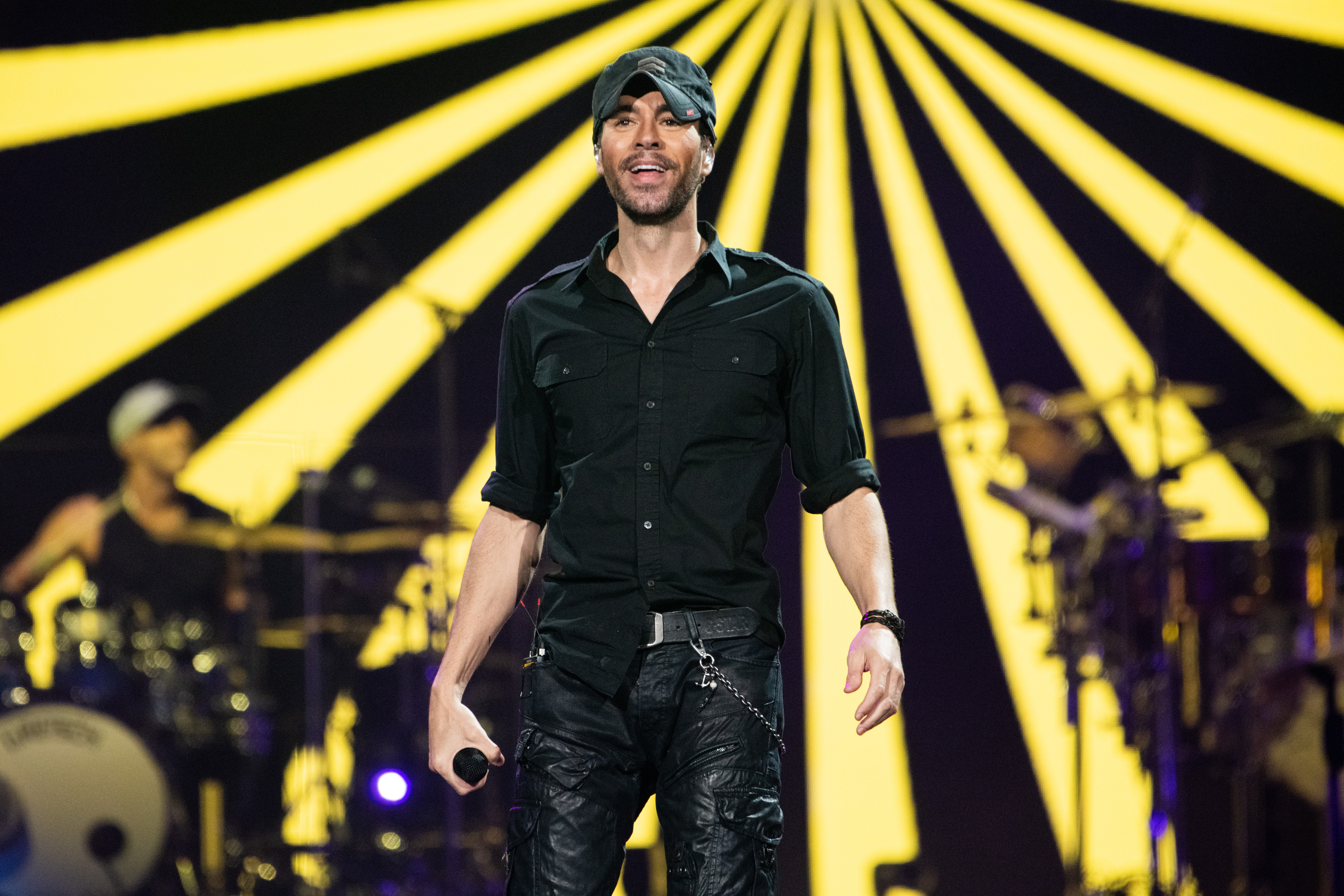 Enrique Iglesias performs onstage at Staples Center on November 19, 2021, in Los Angeles, California | Source: Getty Images