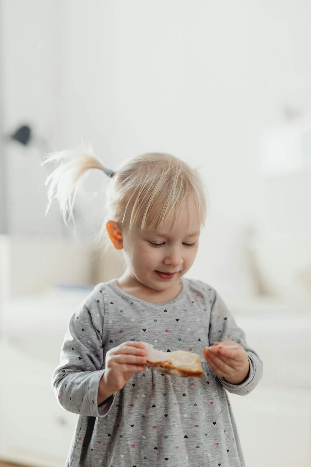 A young girl eating | Source: Pexels