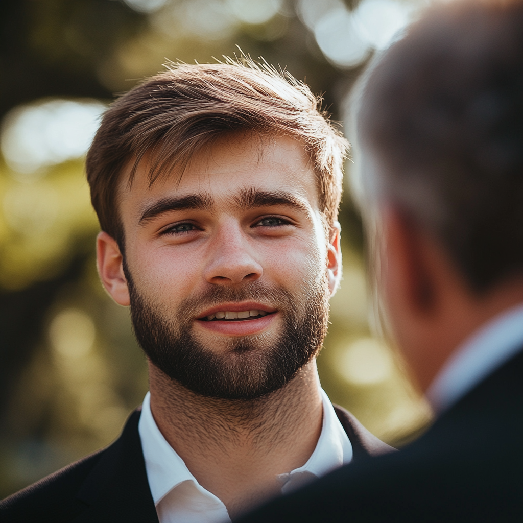 A groom talking to a man | Source: no source