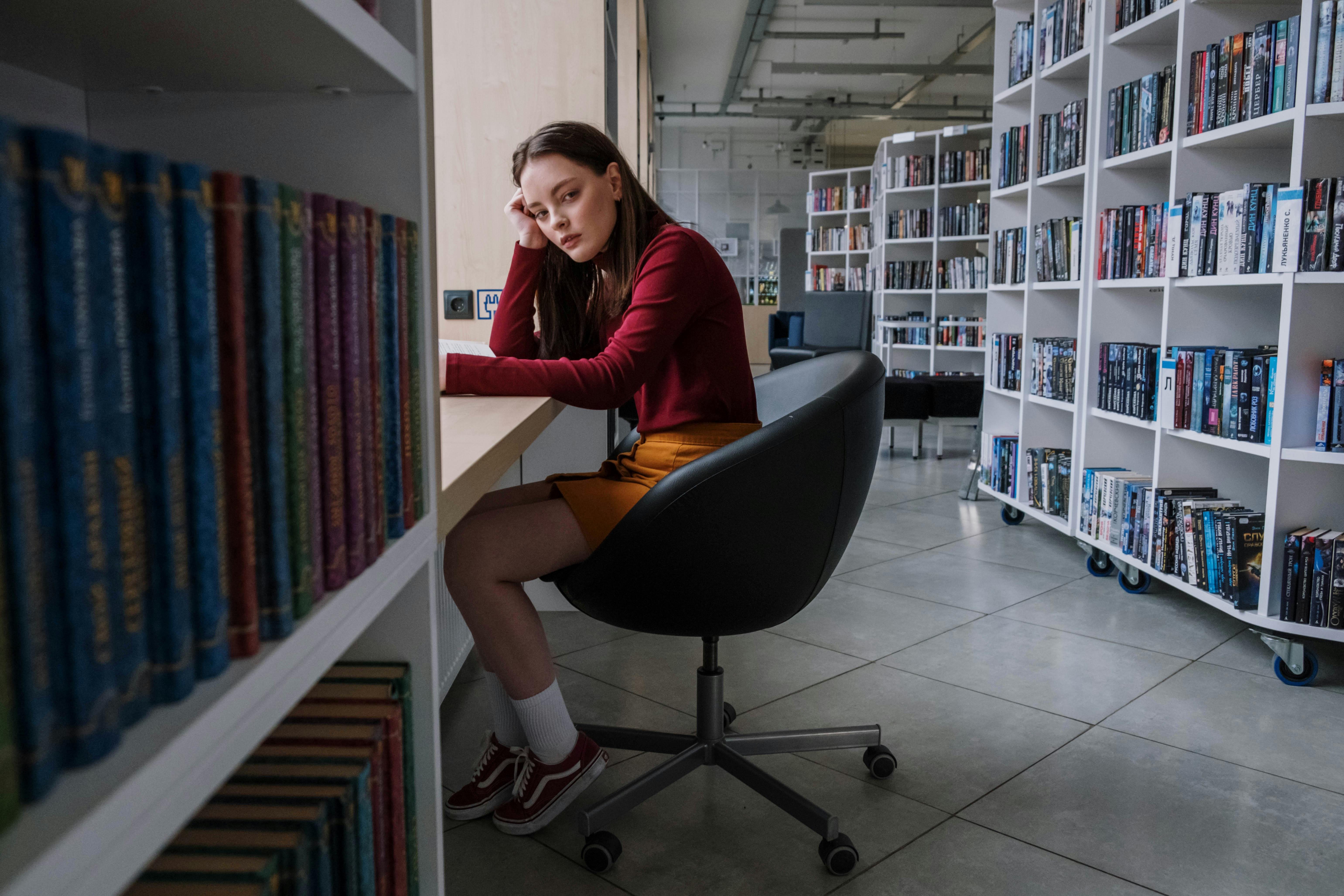 Teenager in the library | Source: Pexels