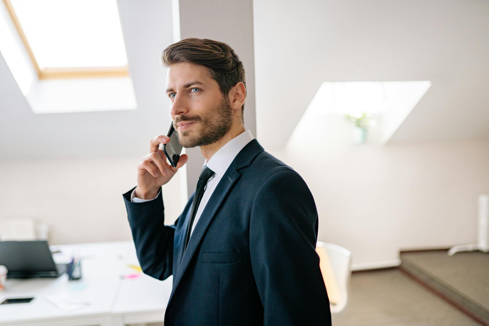 A man speaking on his cell phone | Source: Pexels