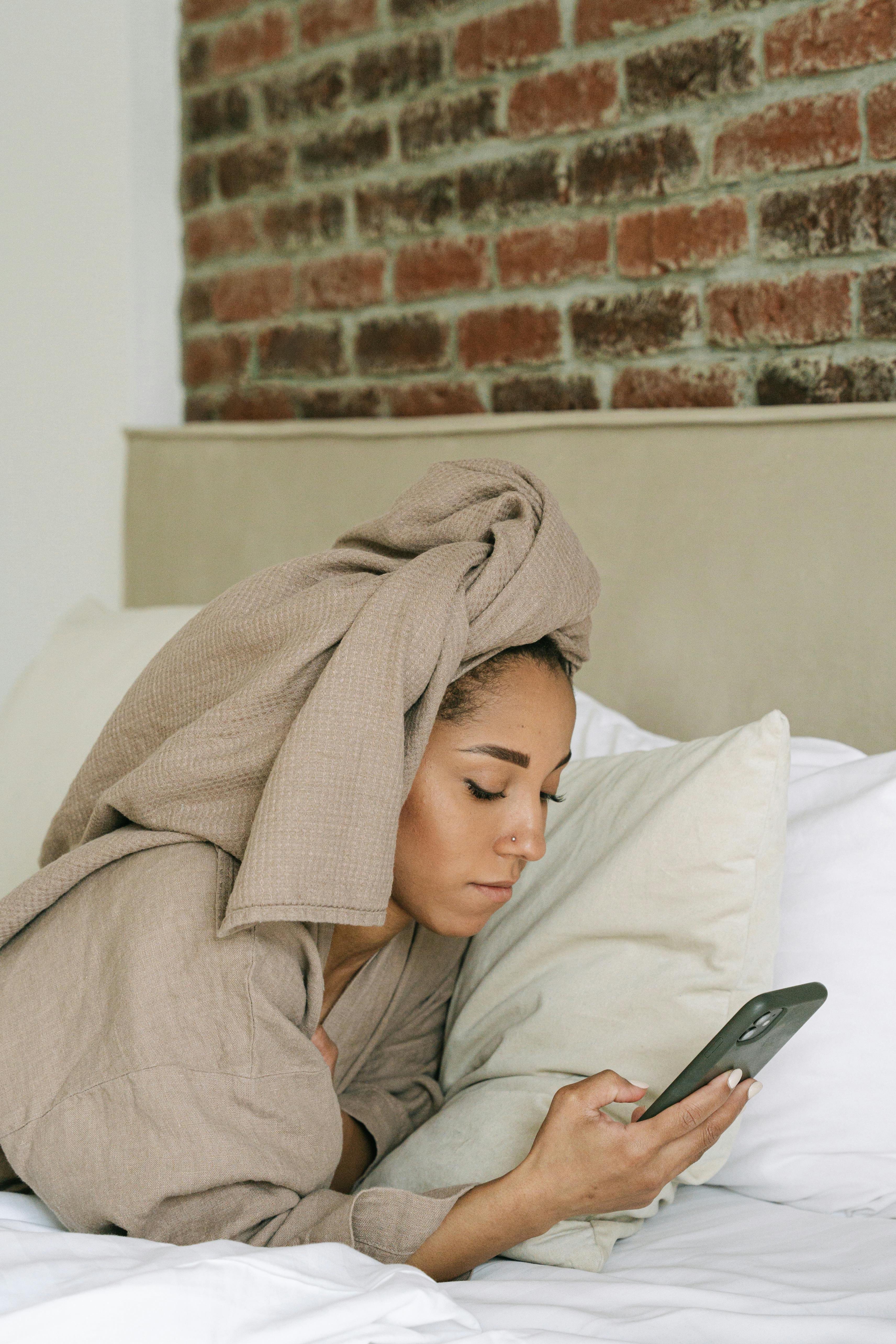 Woman reading a text message on phone | Source: Pexels