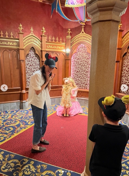 Meghan Markle reacted with excitement as Princess Lilibet met Princess Aurora during the Sussex family's Disneyland visit. | Source: Instagram/meghan