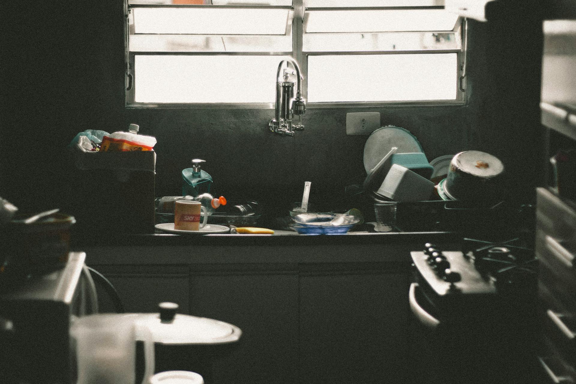 Dirty dishes piled up in the kitchen sink | Source: Pexels
