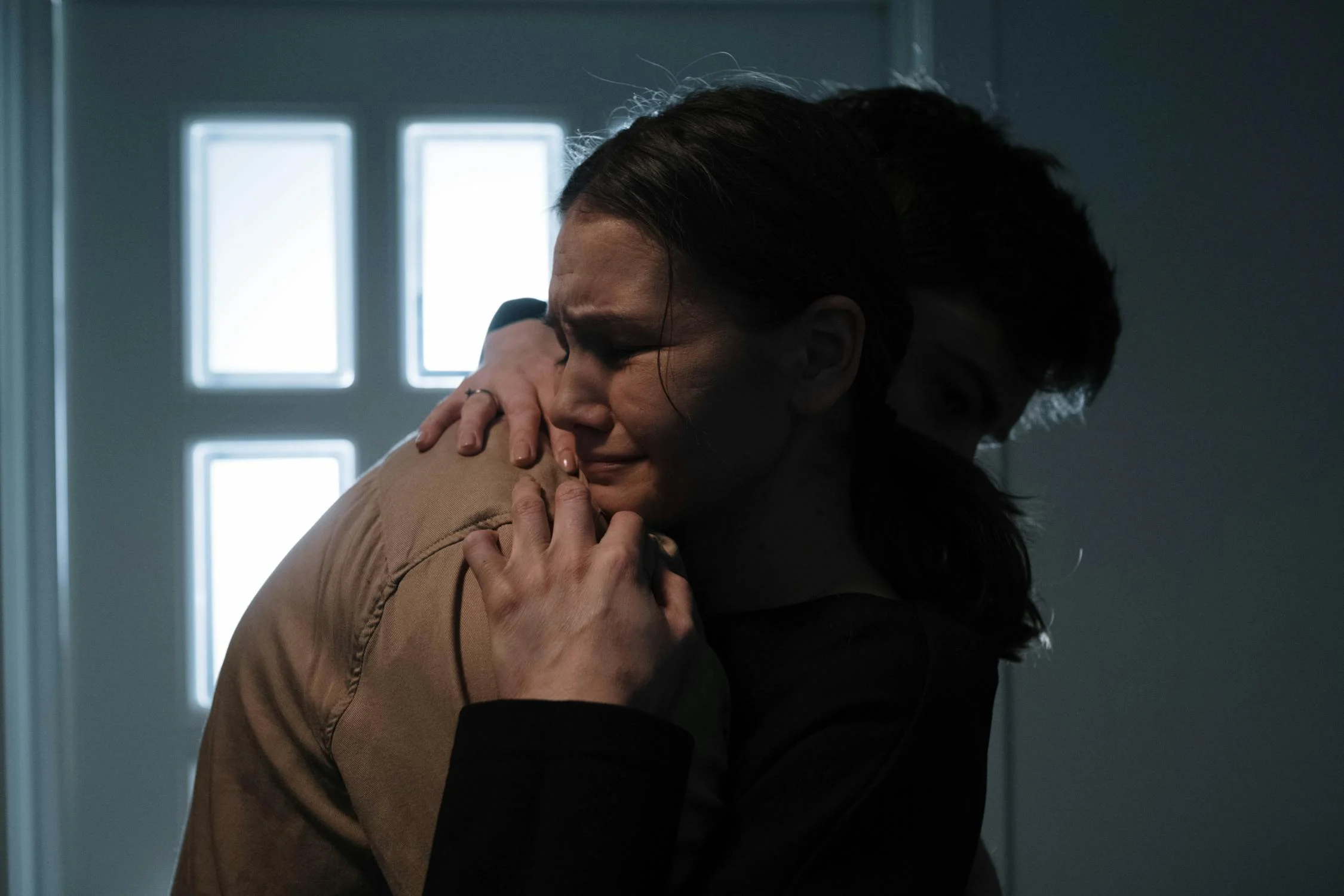 A woman hugging her father | Source: Pexels