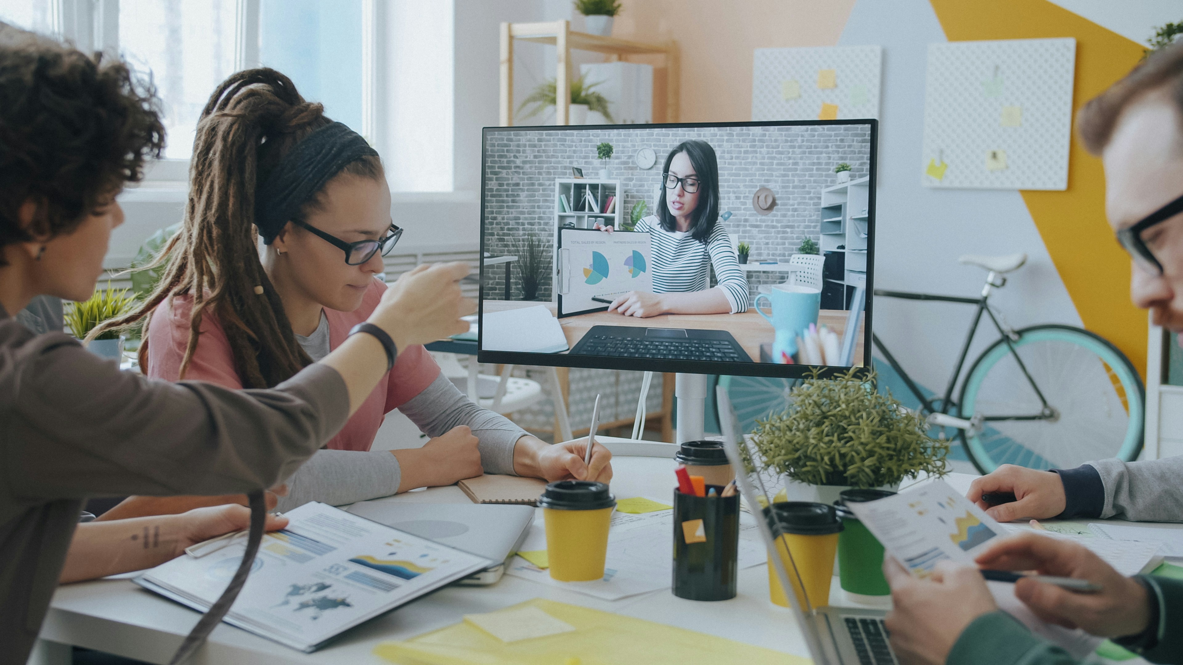 Top Strategies for Managing International Teams as a First-Time Digital Founder