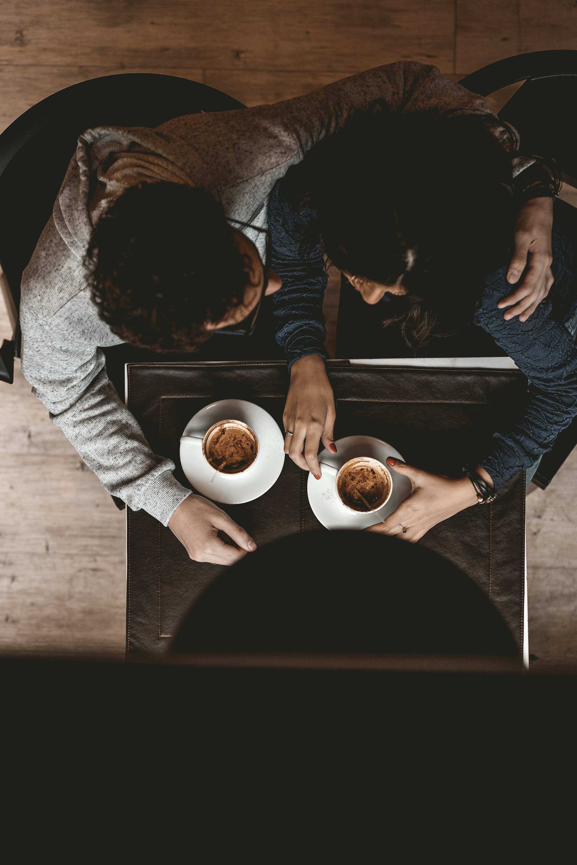 A man comforting his partner | Source: Unsplash