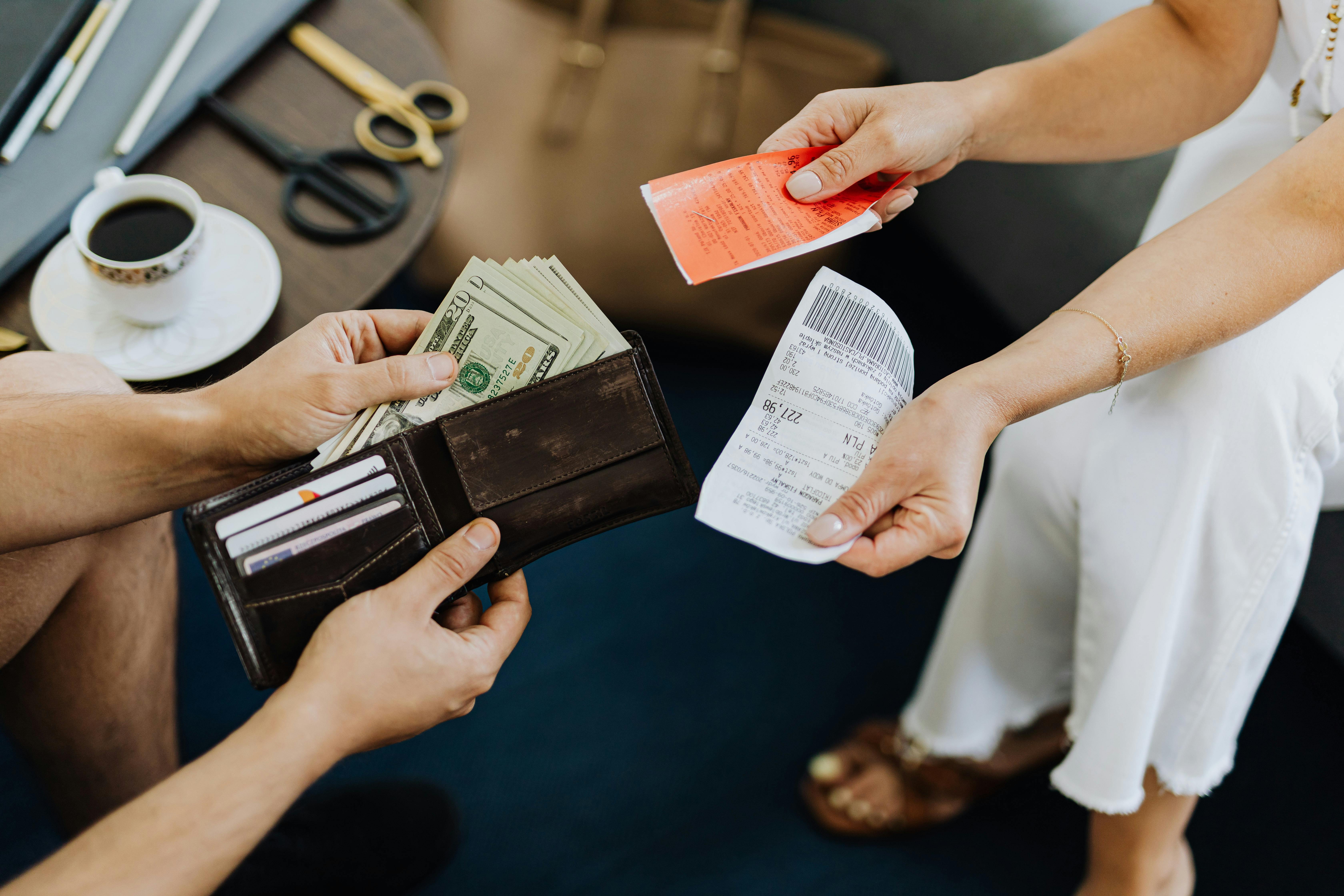 Person taking money out of his wallet | Source: Pexels