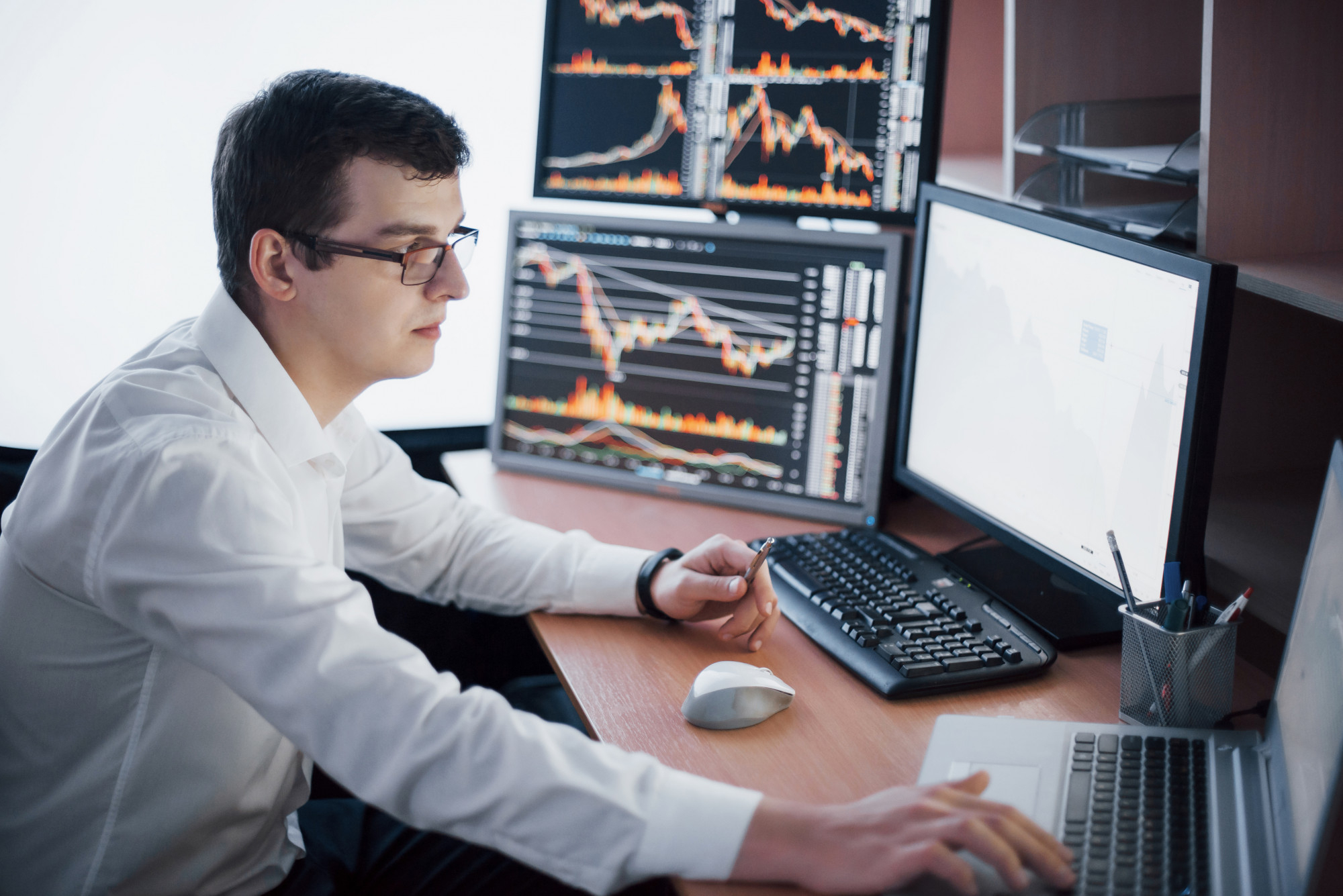 Man working with stock charts | Source: Freepik