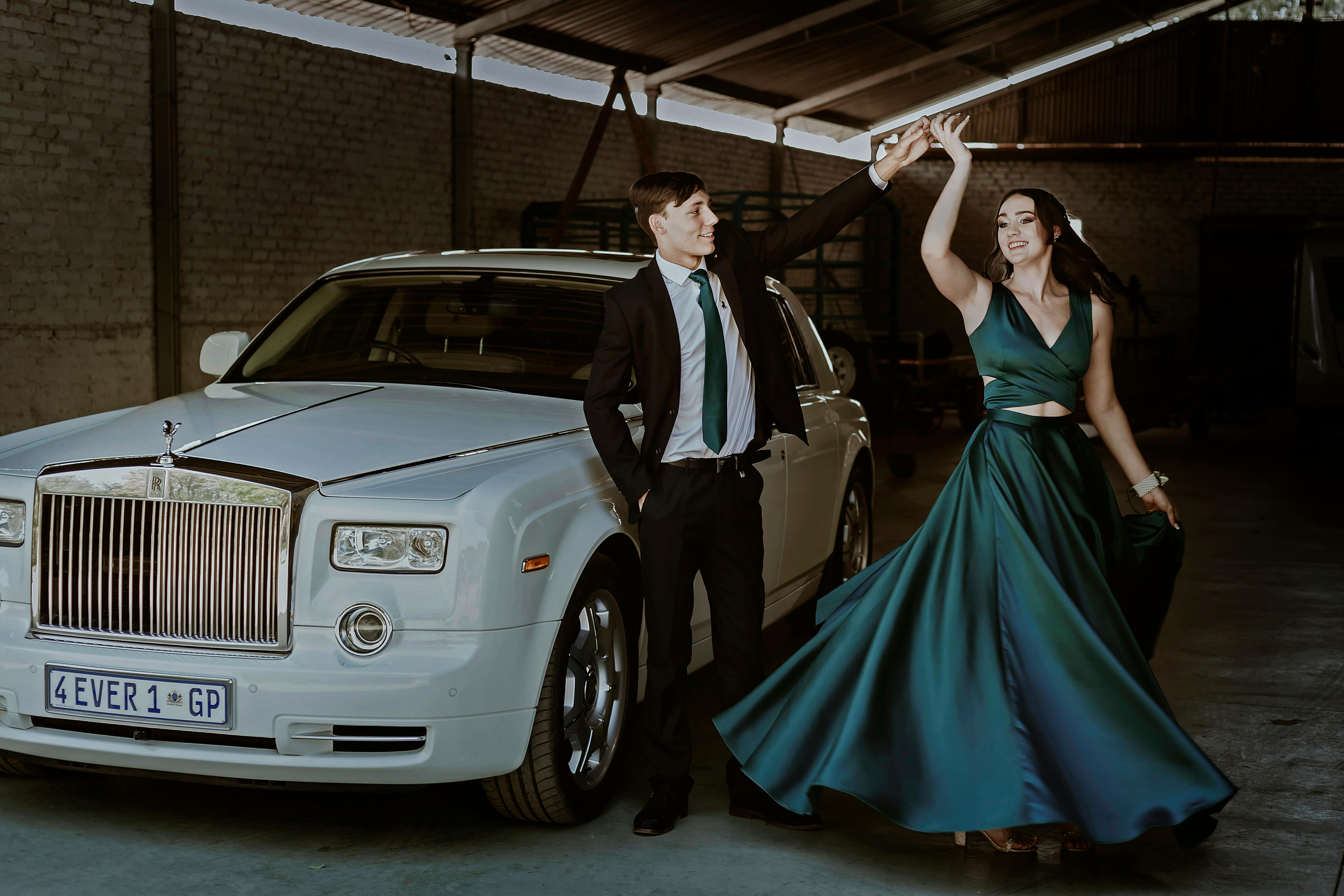 Couple dancing in front of a car | Source: Pexels