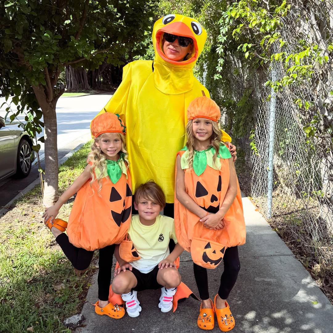 Anna Kournikova and her children Nicholas, Lucy, and Mary Iglesias dressed in costumes, from a post dated October 18, 2025 | Source: Instagram/annakournikova