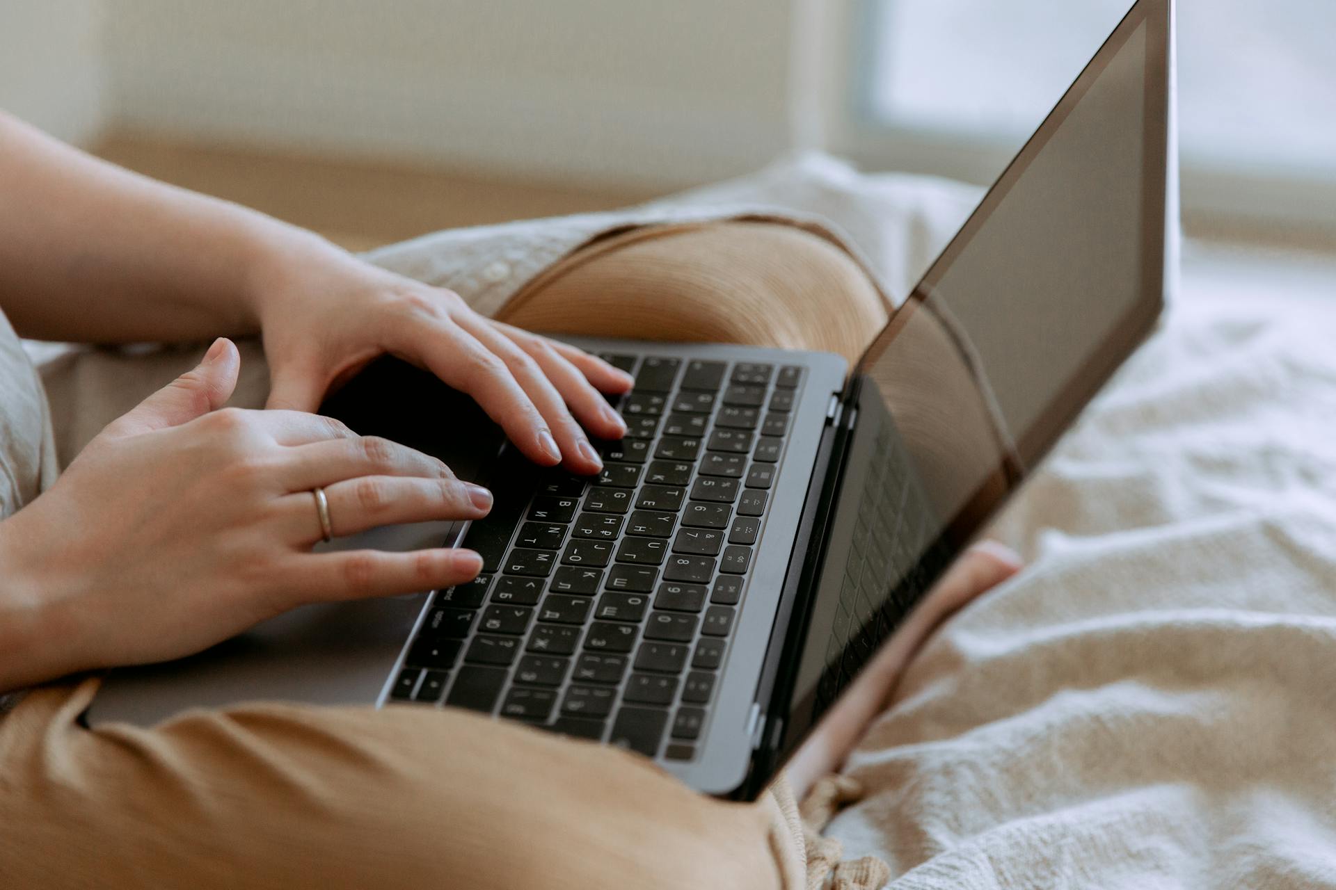 A woman using a laptop | Source: Pexels