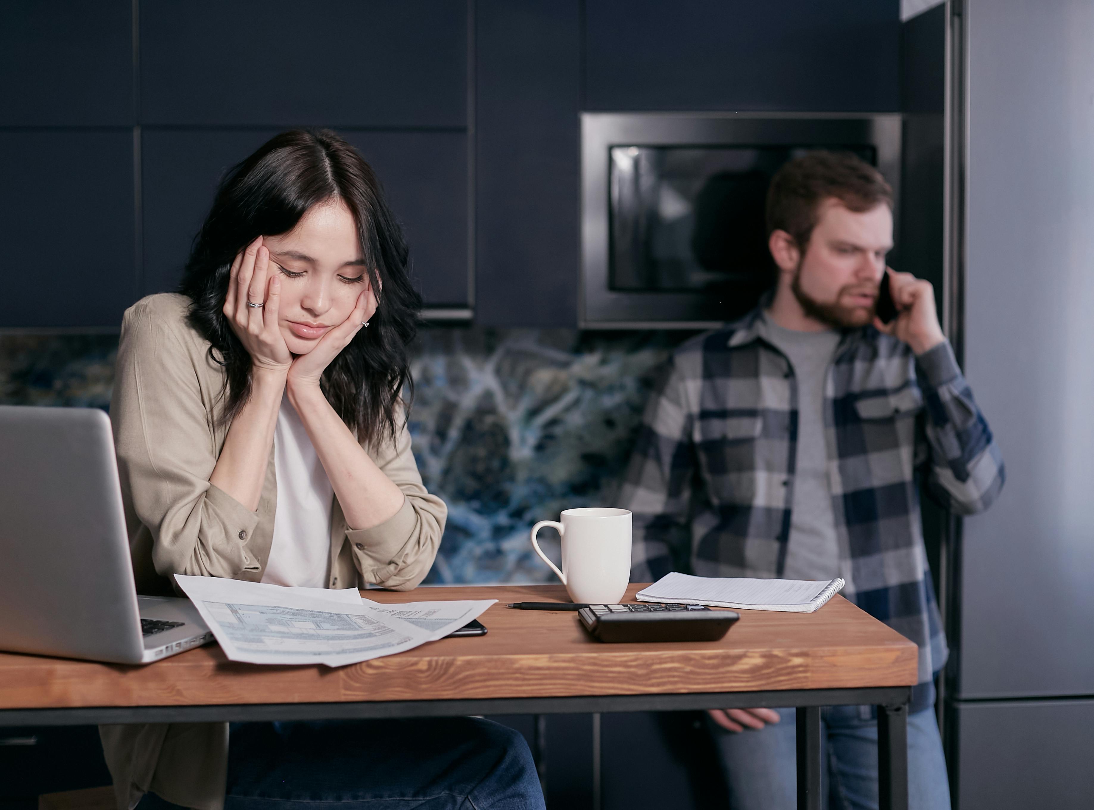 A couple worried with papers on a desk | Source: Pexels