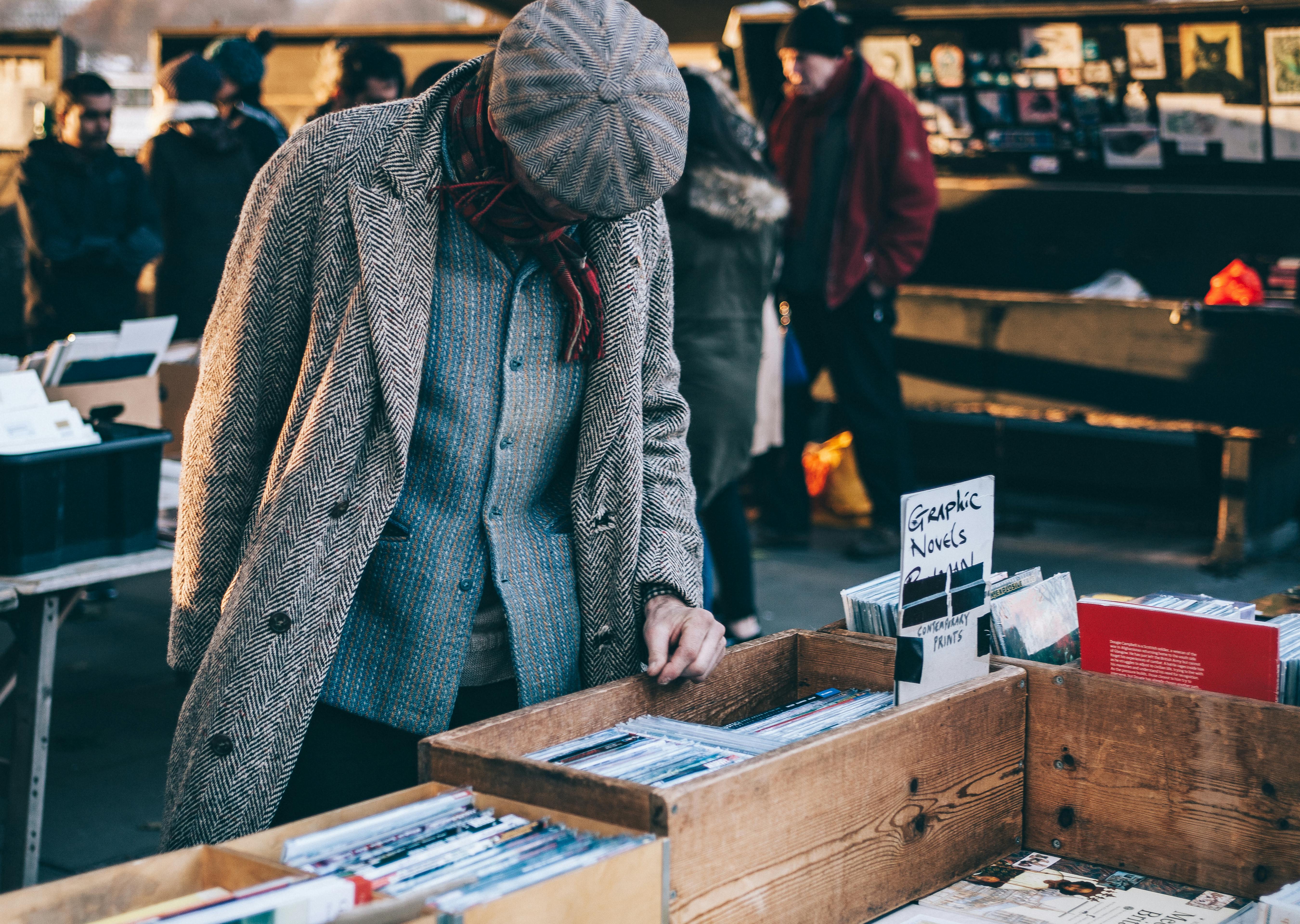 People at a yard sale | Source: Pexels