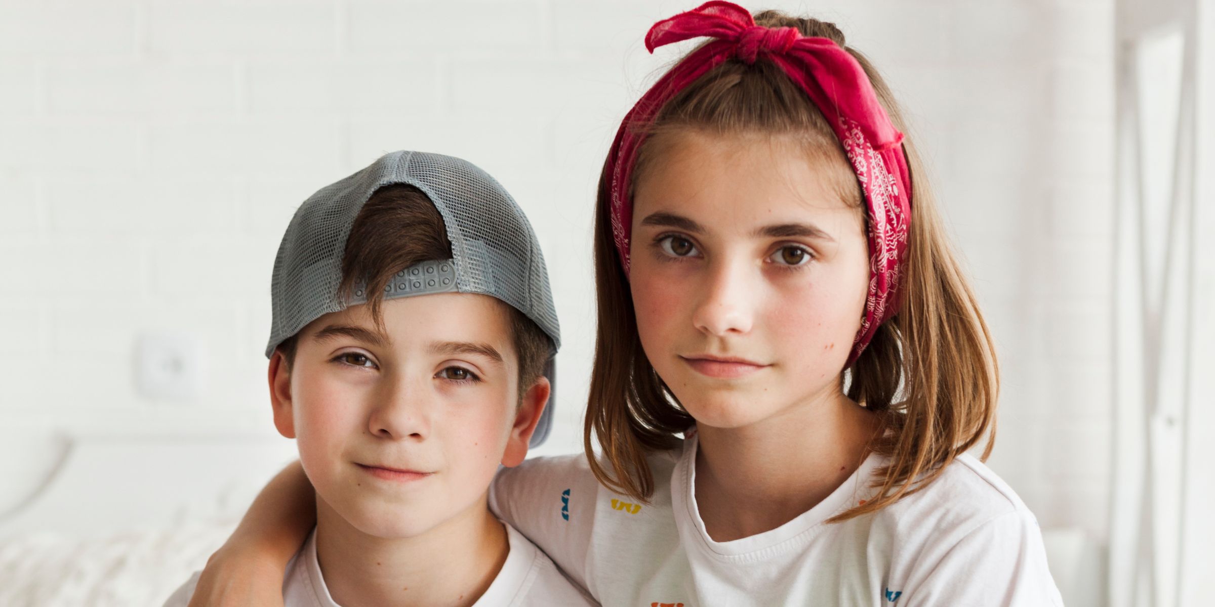 Young siblings sitting together | Source: No source