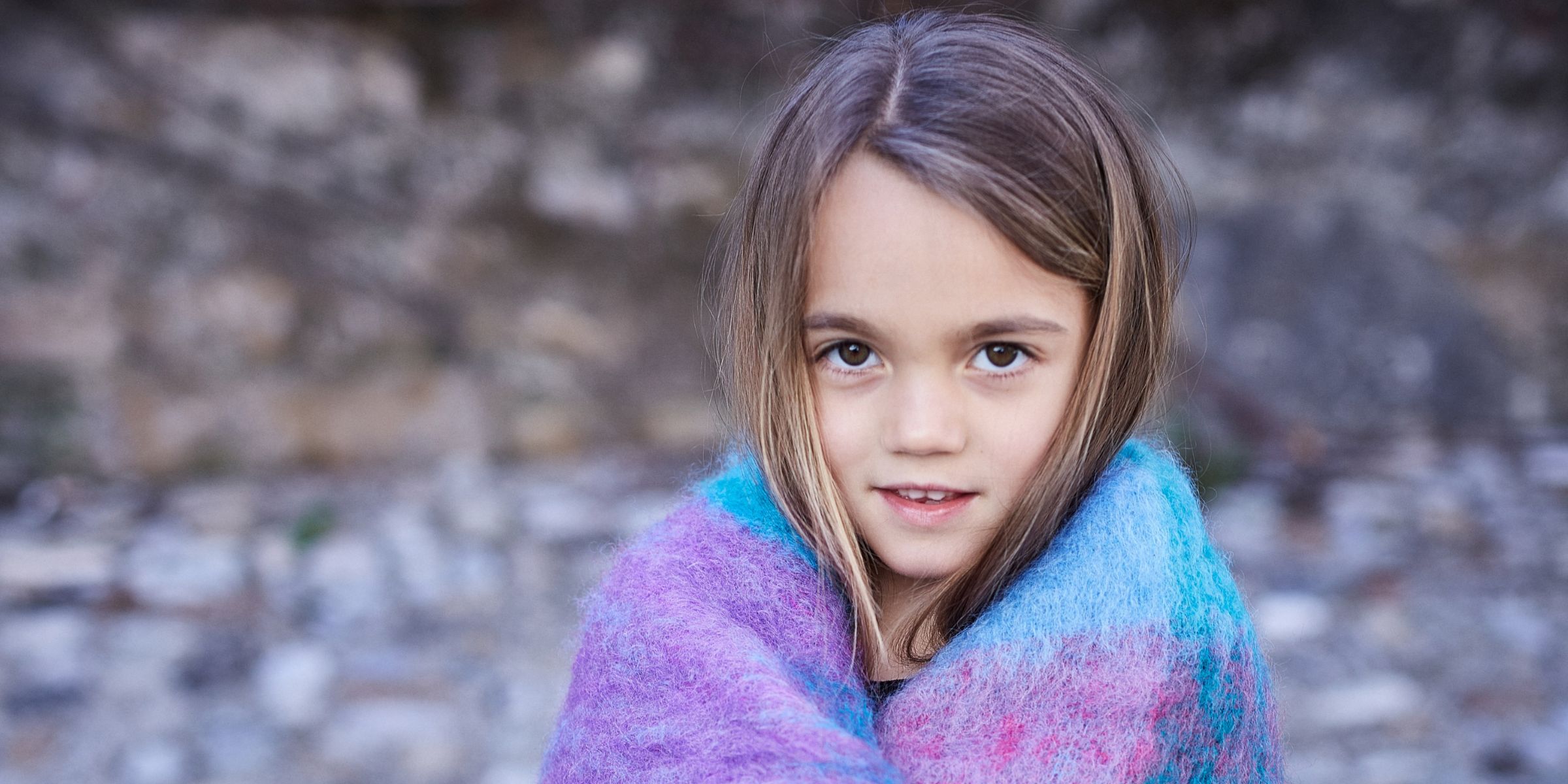 A little girl covered in a blanket | Source: No source