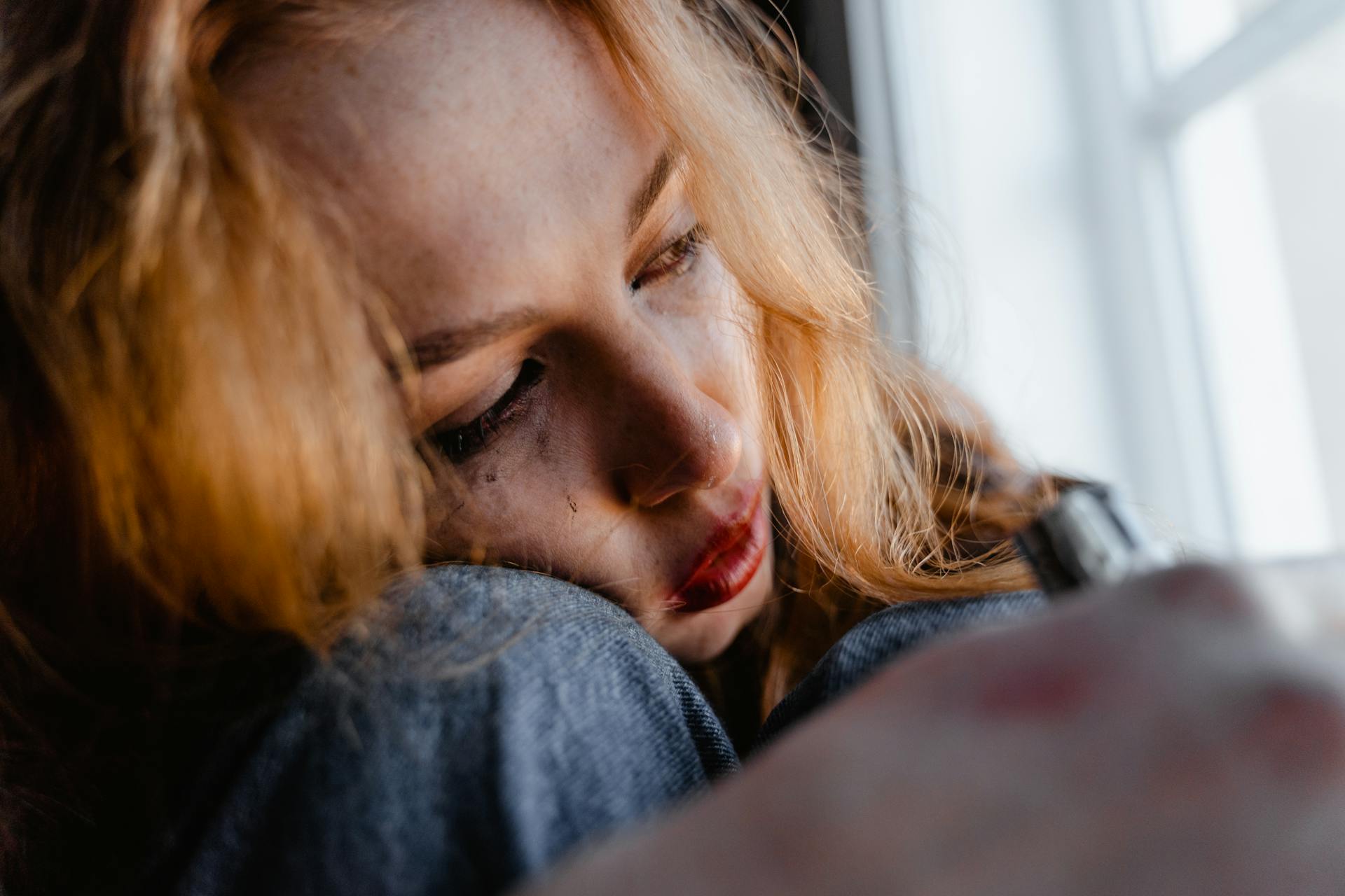 A sad woman staring out a window | Source: Pexels