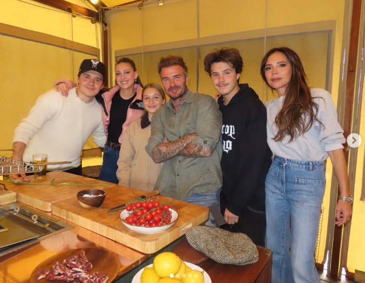 Victoria, David, Brooklyn, Cruz, and Harper Beckham, and Nicola Peltz cooking together in a post dated June 3, 2023 | Source: Instagram/victoriabeckham