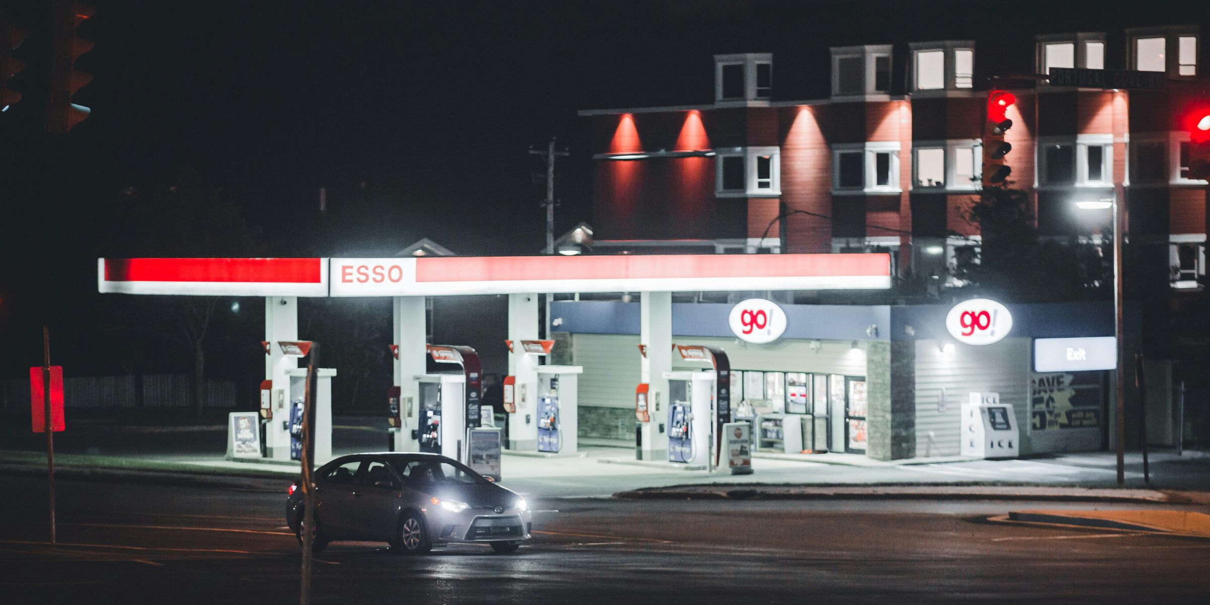 A gas station at night | Source: Pexels