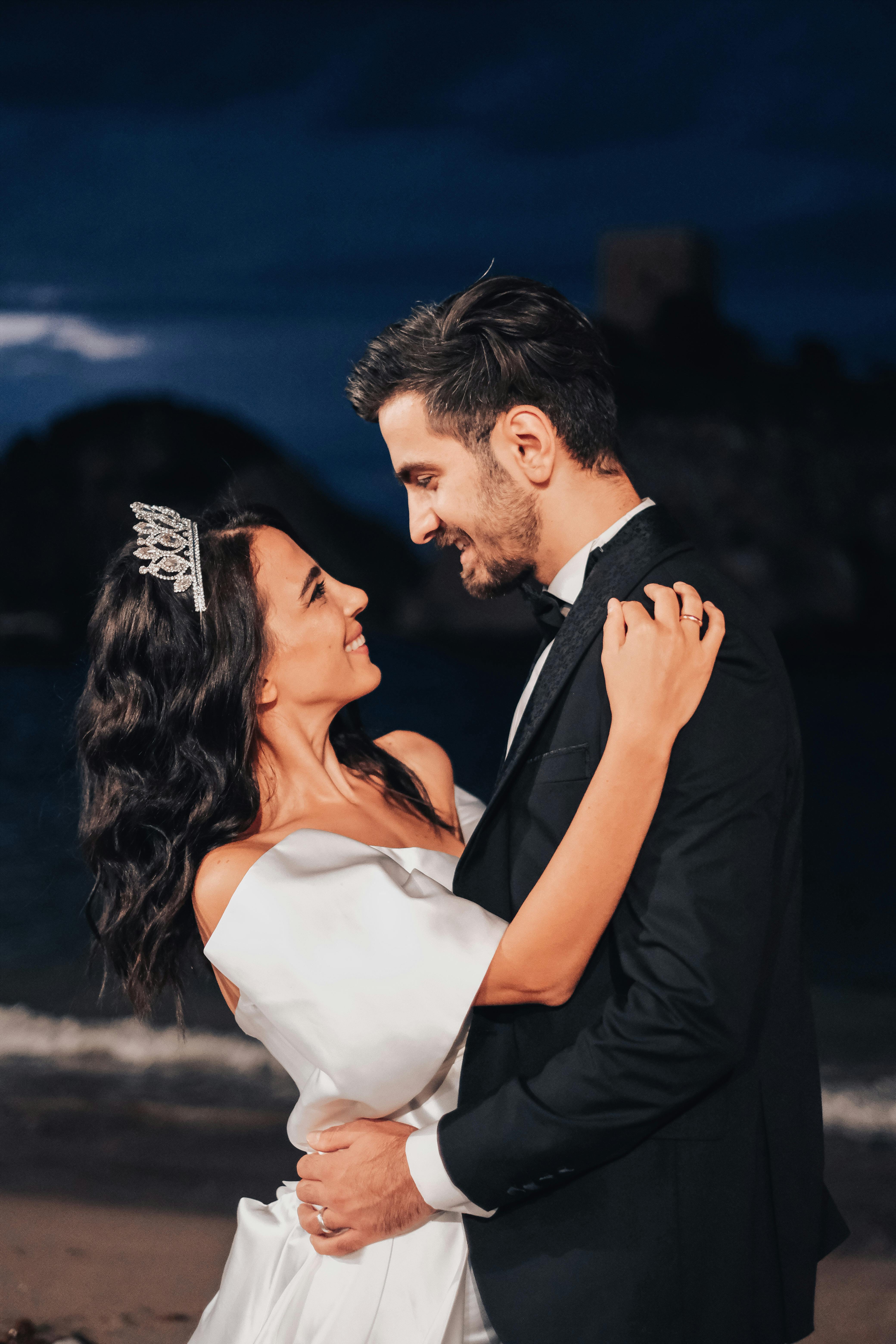 A happy couple on their wedding day | Source: Pexels